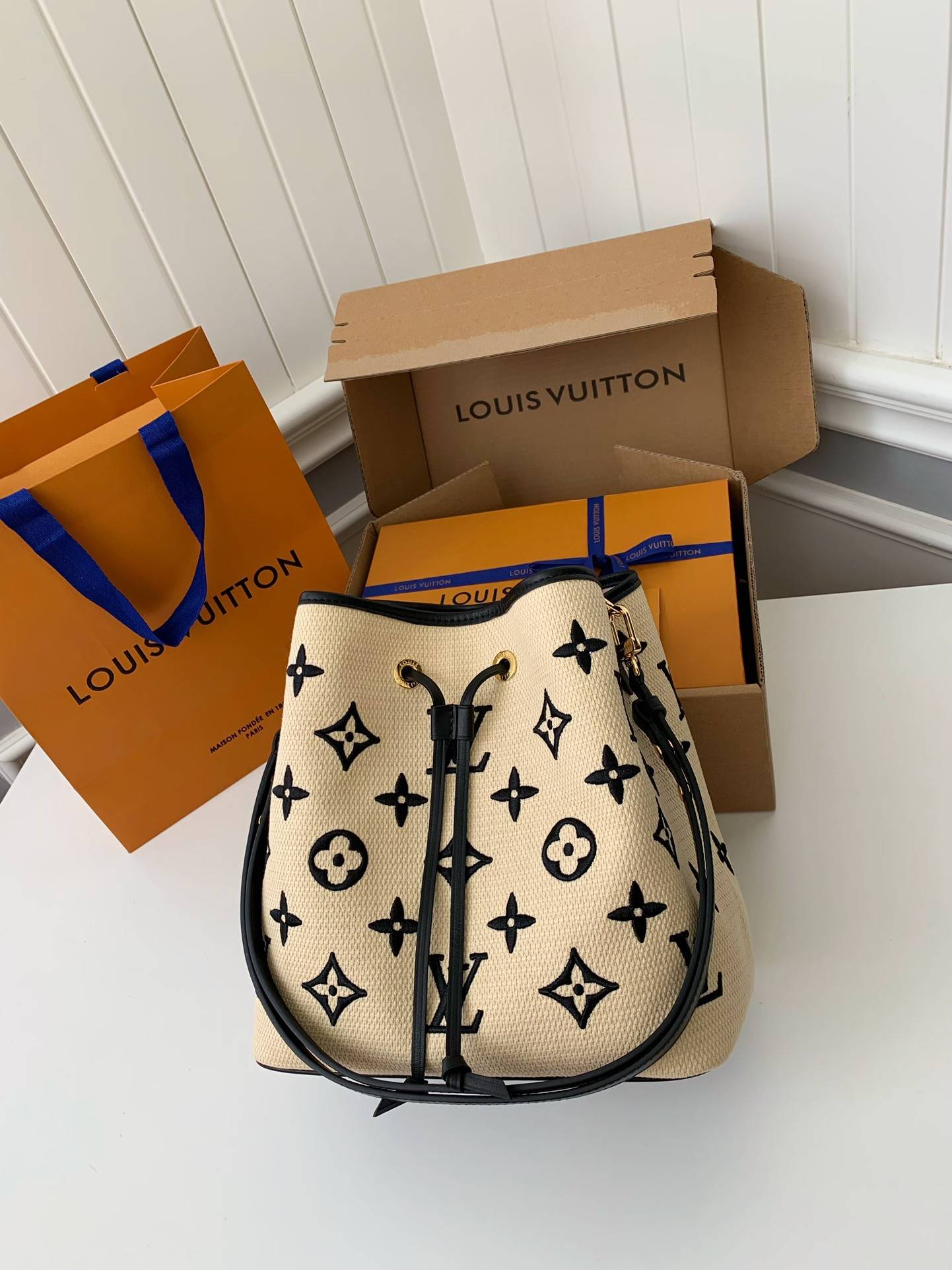 L*V's New Lafite Cotton Embroidery N é ONO é Bucket Bag M23080 Size: 26 * 26 * 17.5cm