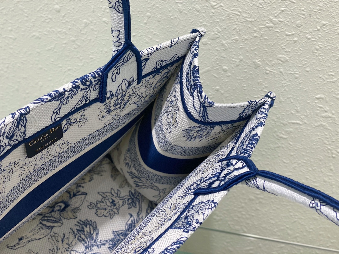 Medium D10r Book Tote