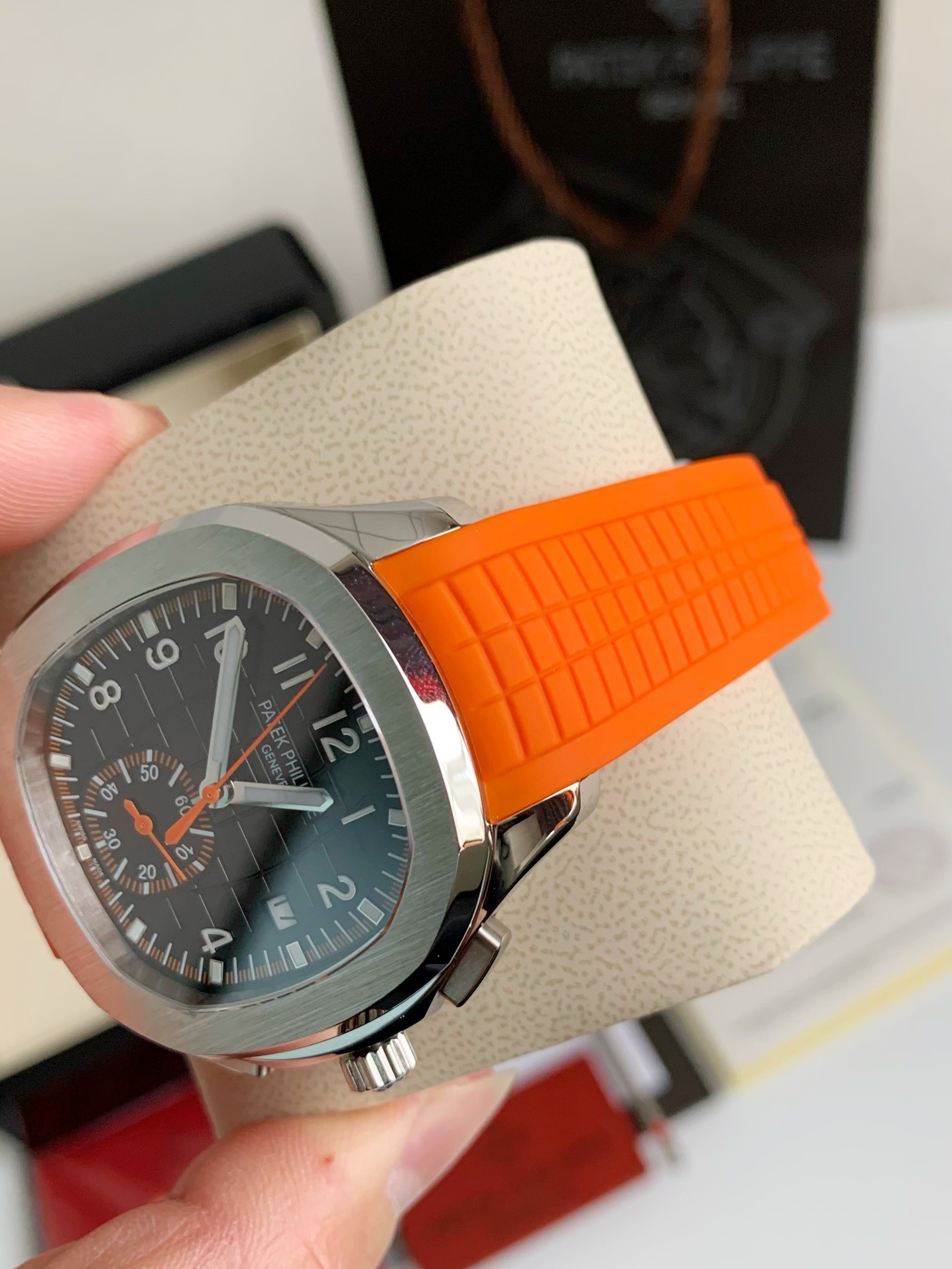 Pat*k Phi1i*pe AQUANAUT Series 120-meter waterproof wristwatc h, 42.2mm