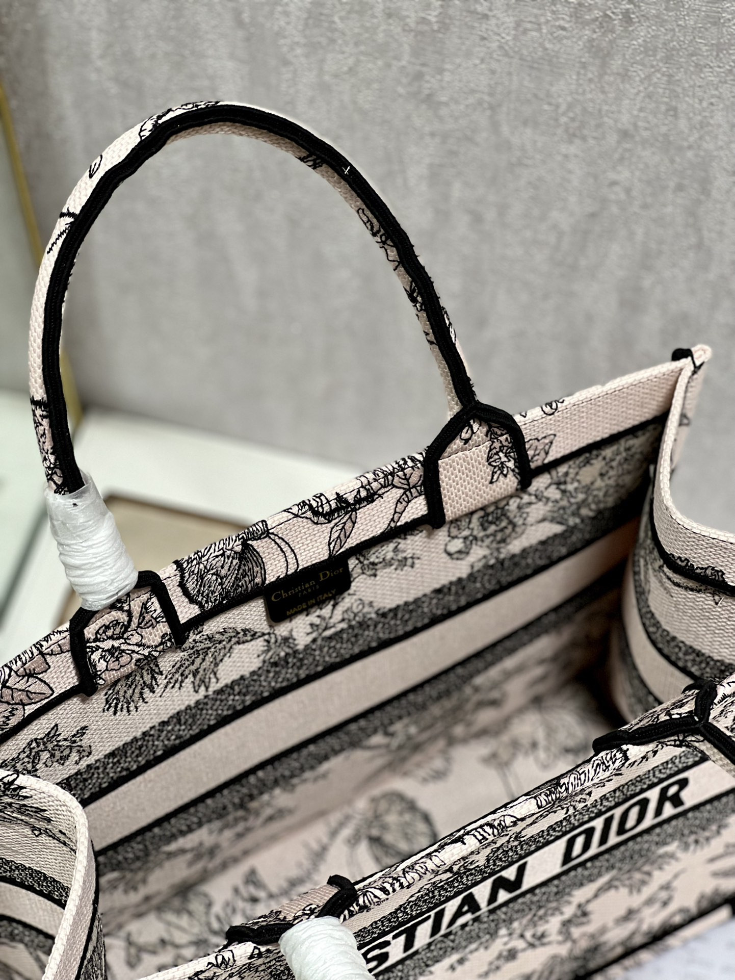 Medium D10r Book Tote