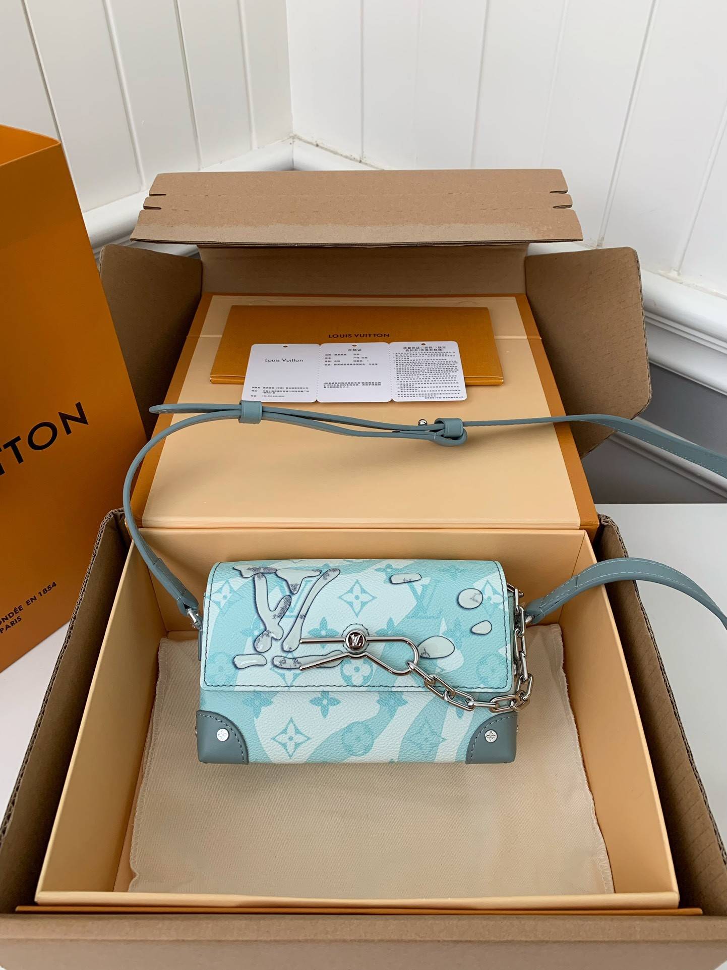 L*V STEAMER Mini Men's Handbag M22637 Top Quality Size: 18 * 11 * 6.5cm