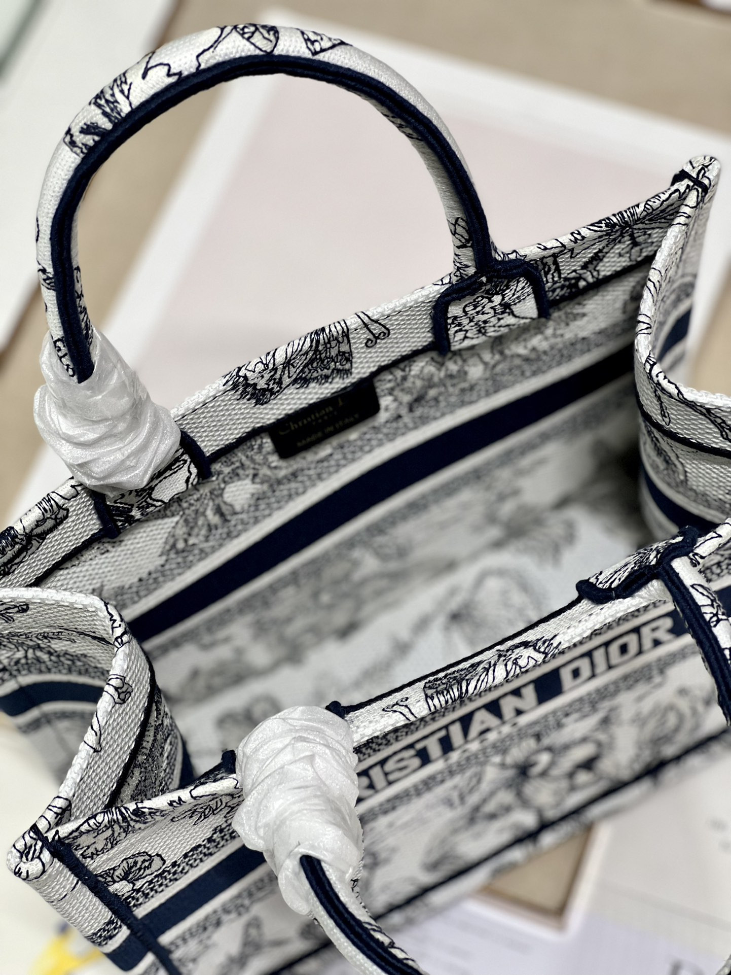 Small D10r Book Tote