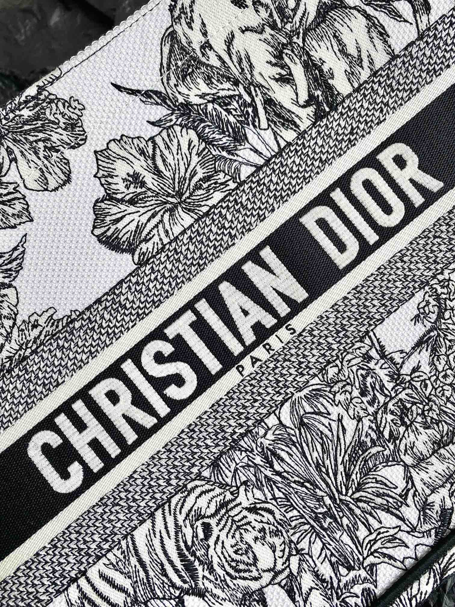 Medium D10r Book Tote