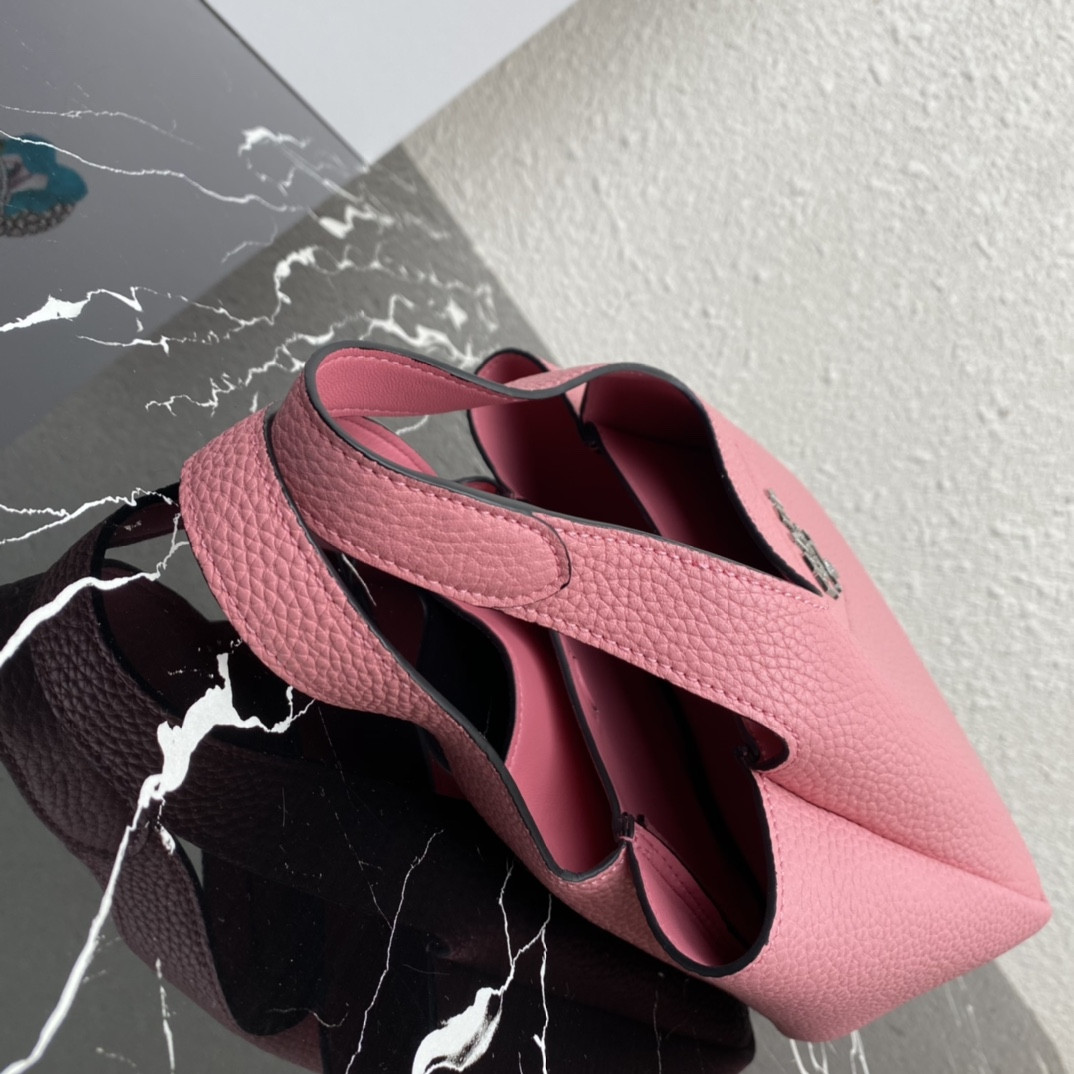 Pra*a Crochet Tote Bag