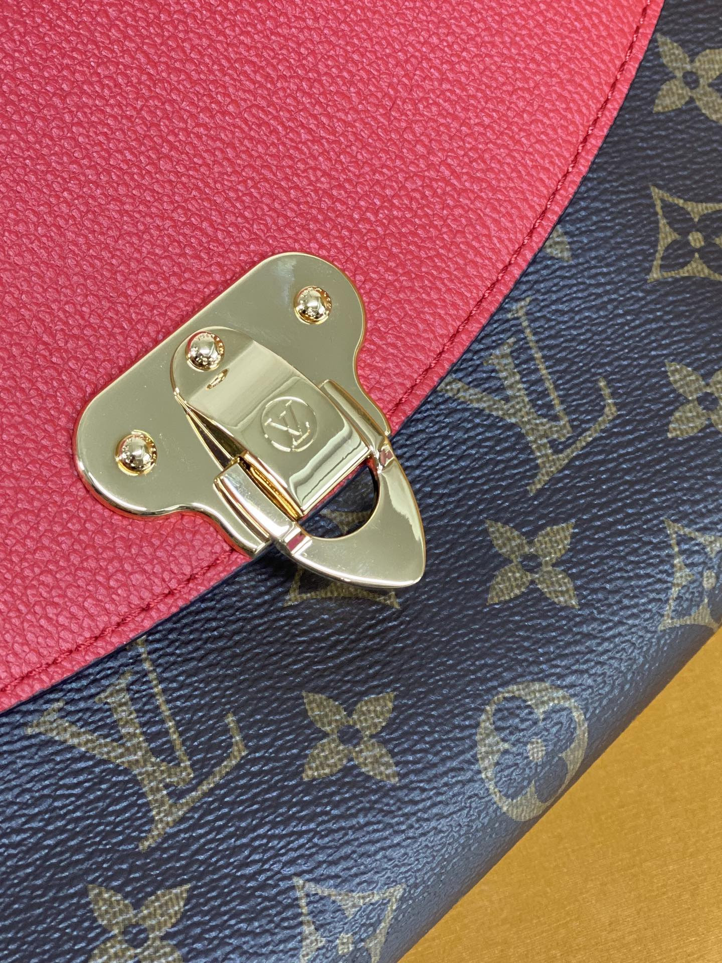 L0vis Vvtt0n Saint Placide Chain Bag