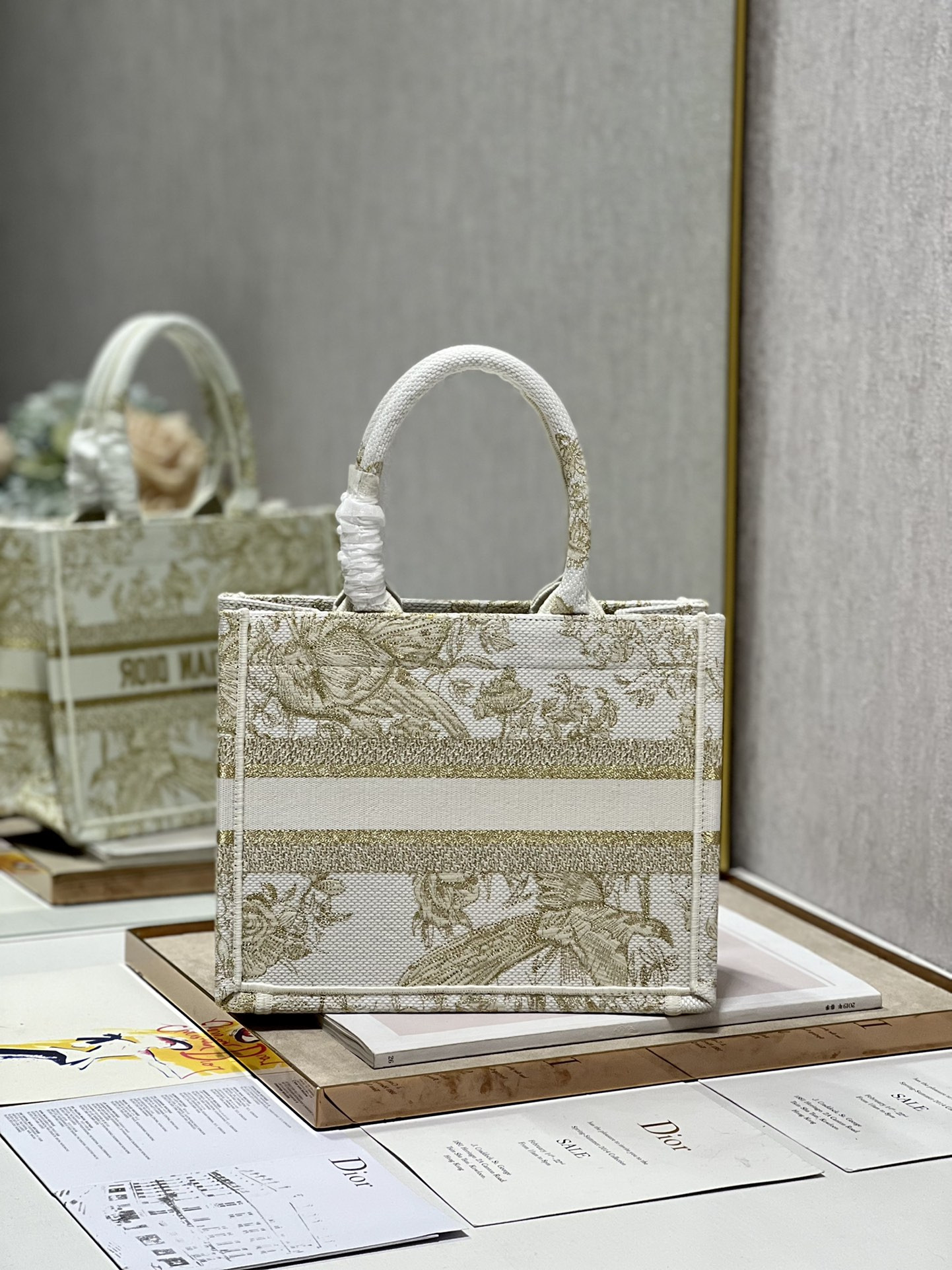 Small D10r Book Tote