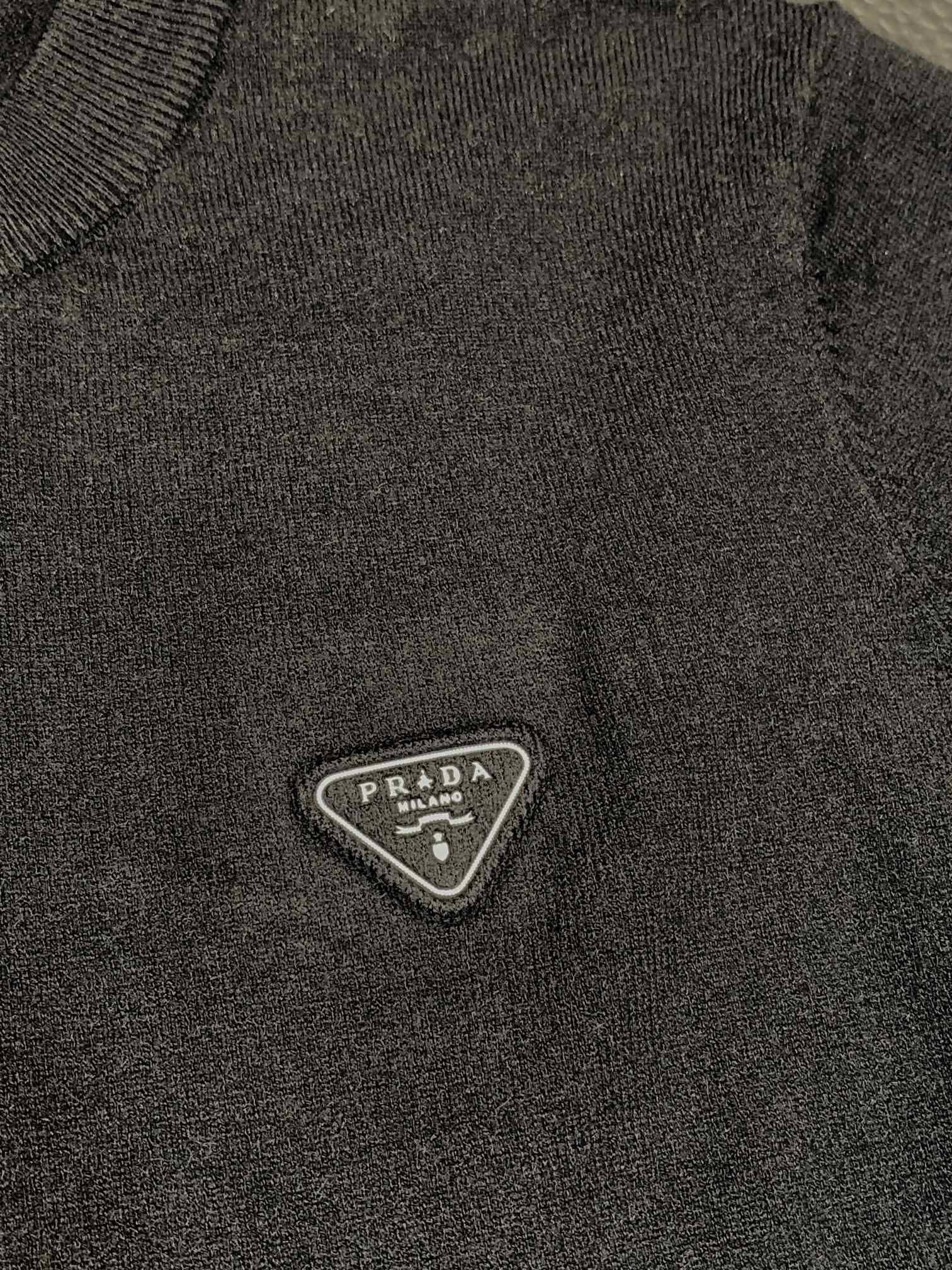 Pra*a casual sweater