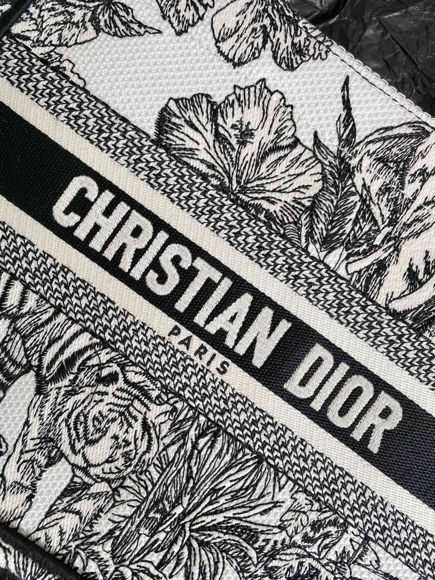 Small D10r Book Tote