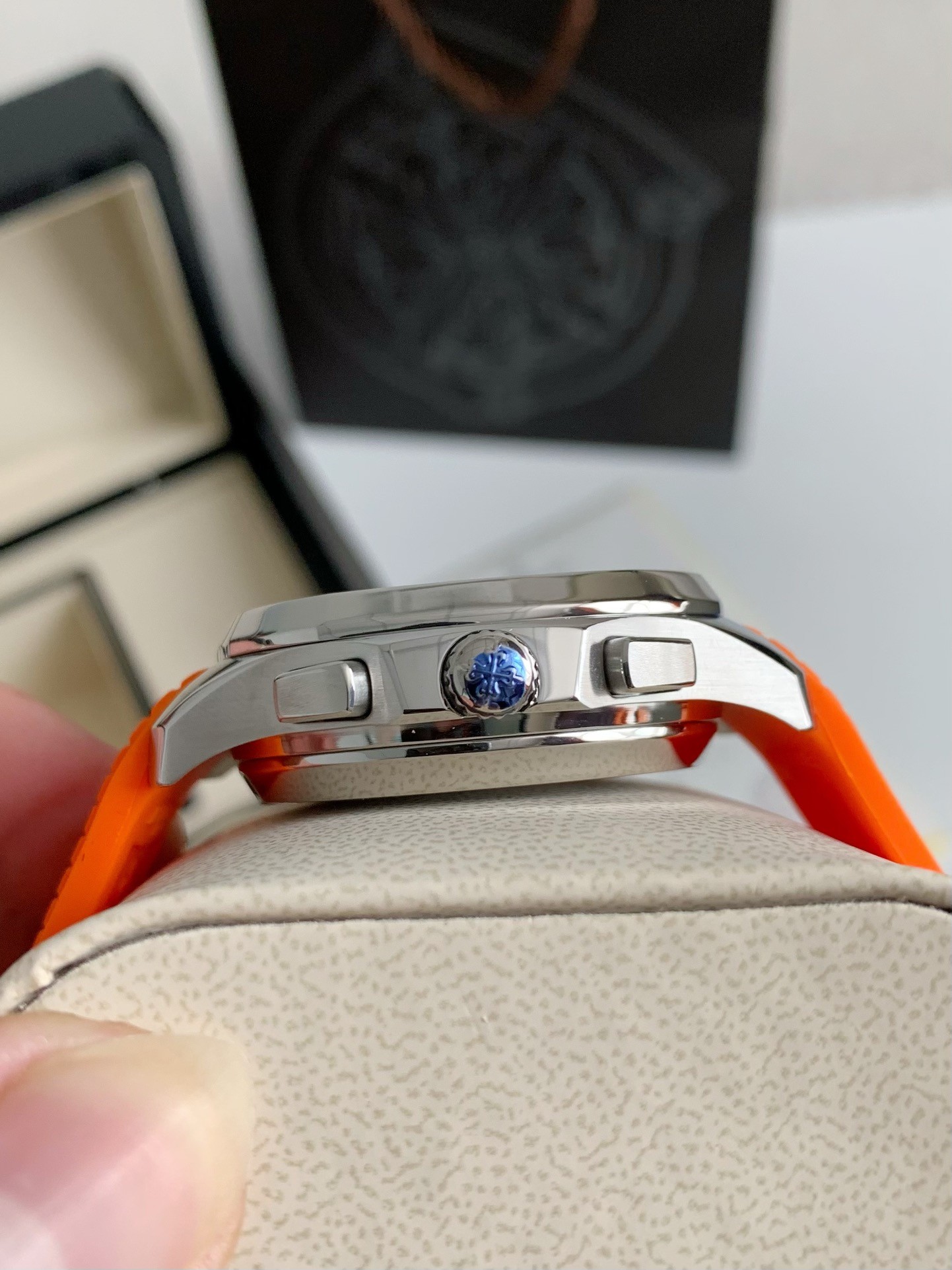 Pat*k Phi1i*pe AQUANAUT Series 120-meter waterproof wristwatc h, 42.2mm