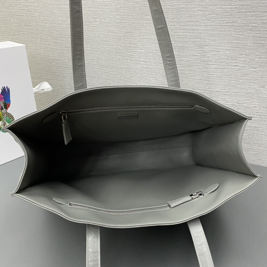 Pra*a Large Antique Tote Bag