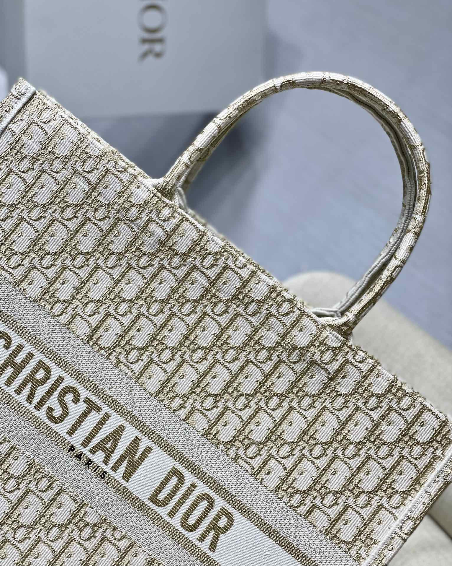 Large D10r Book Tote