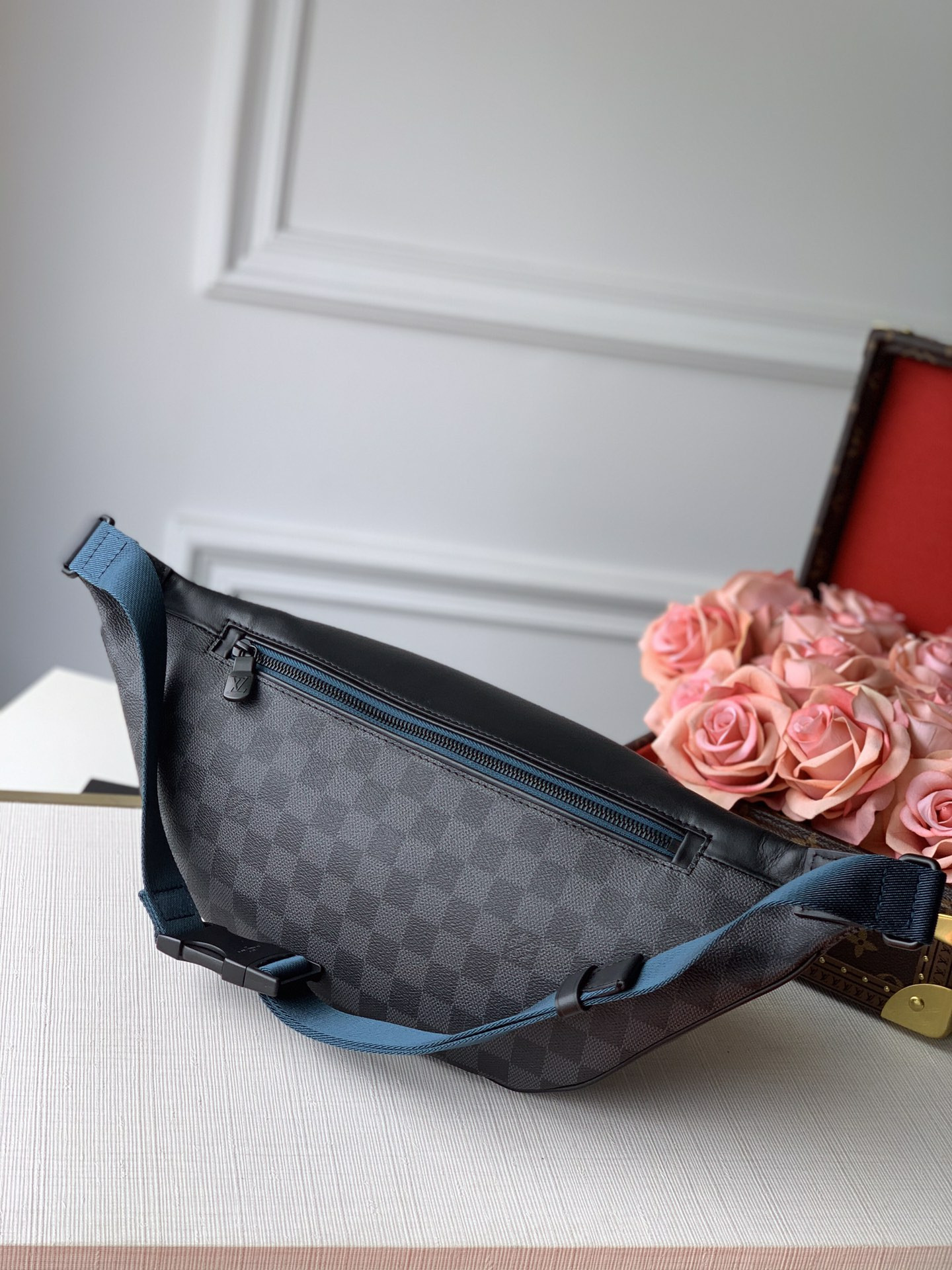 L0vis Vvtt0n Discovery Bag