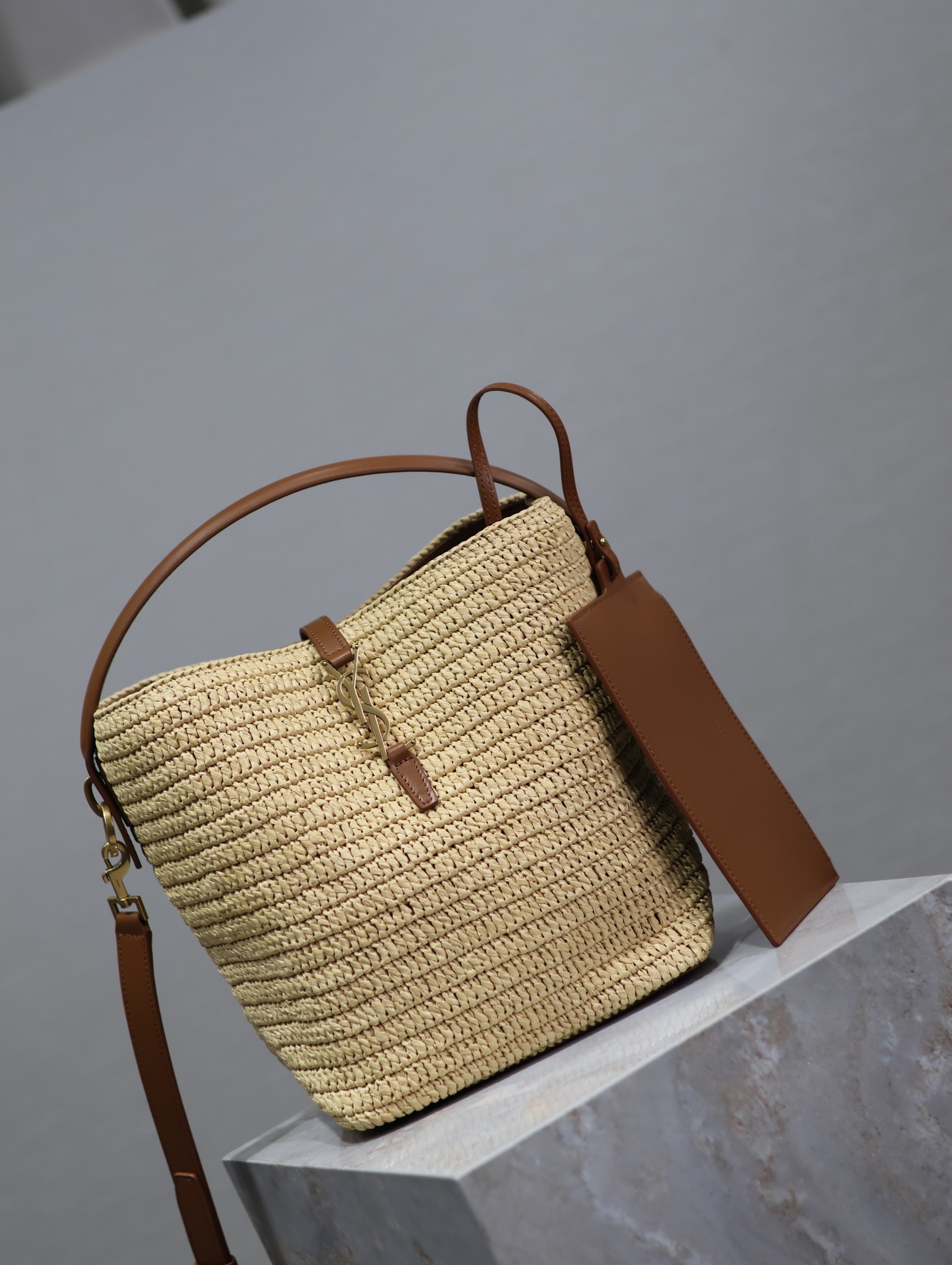Y51 apricot woven LE 37 woven bucket bag Style number: 742828 Size: 20×25×16cm