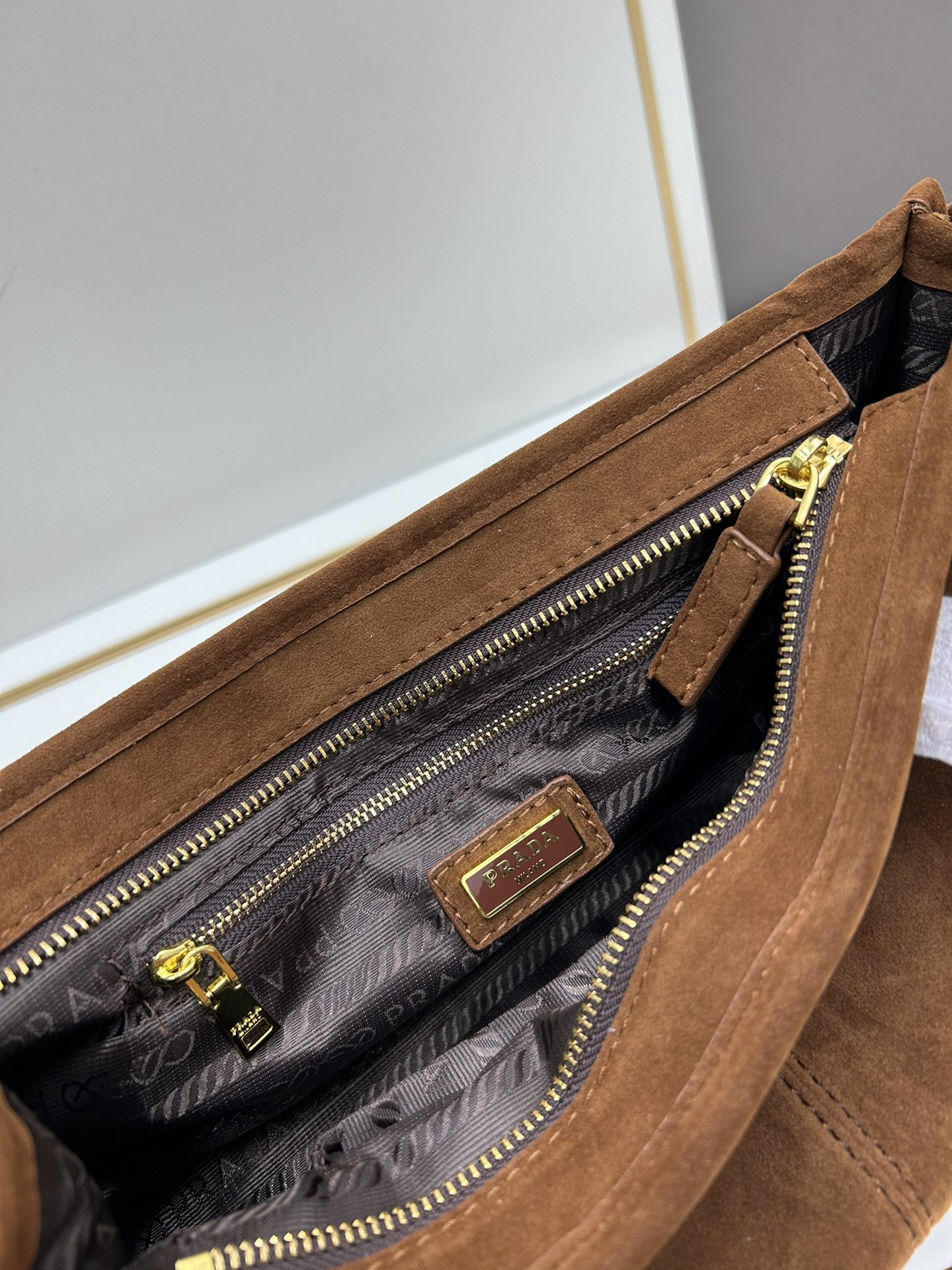 Pra*a matte size 32x15x11, style number 2452 [ADA new product] retro style, black waxed leather, the new favorite handbag!