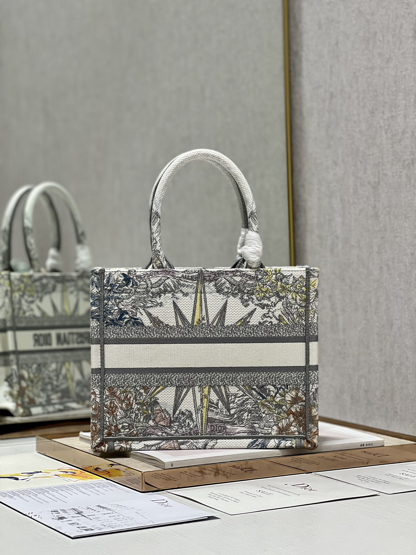 Small D10r Book Tote