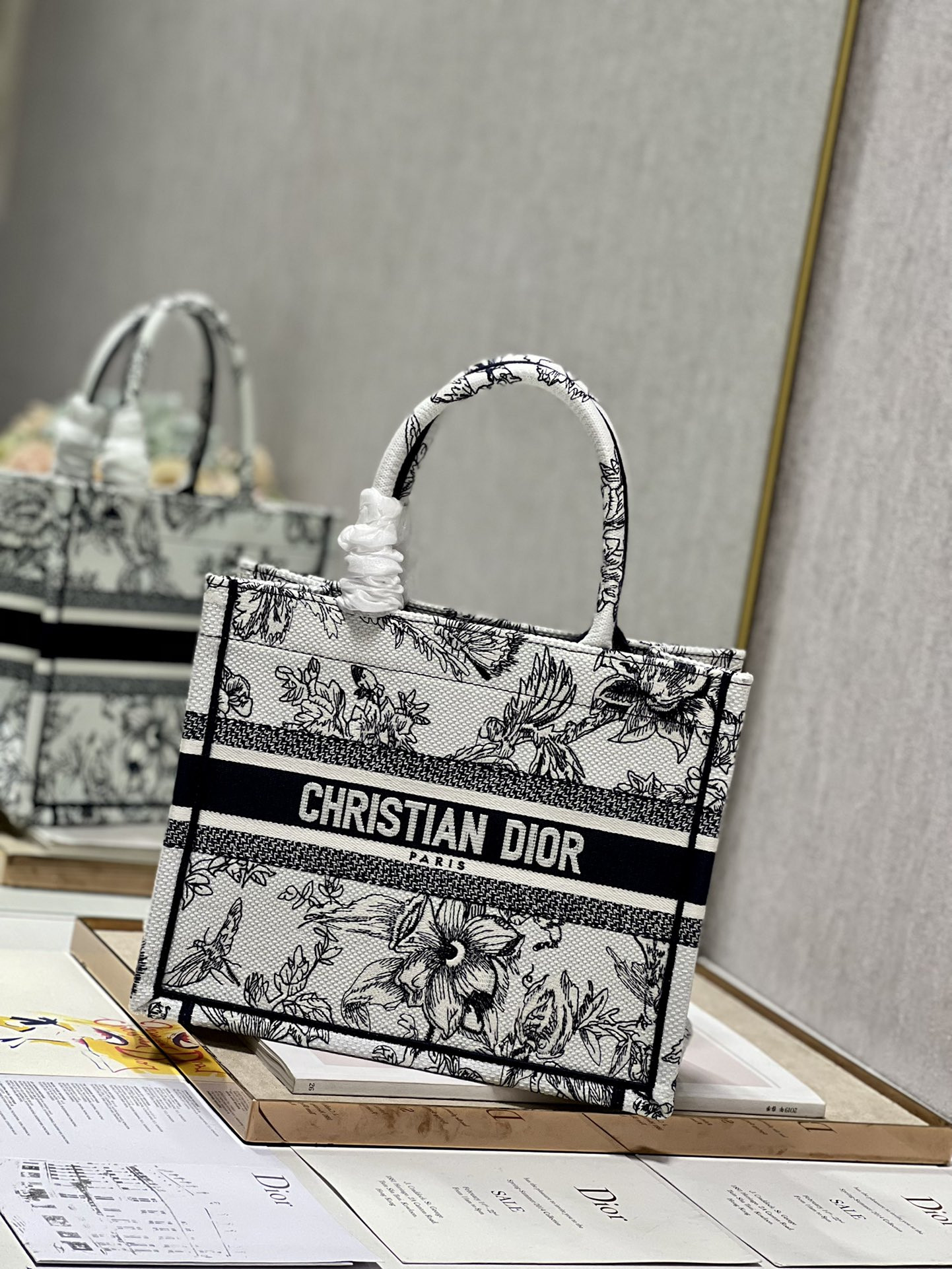 Small D10r Book Tote