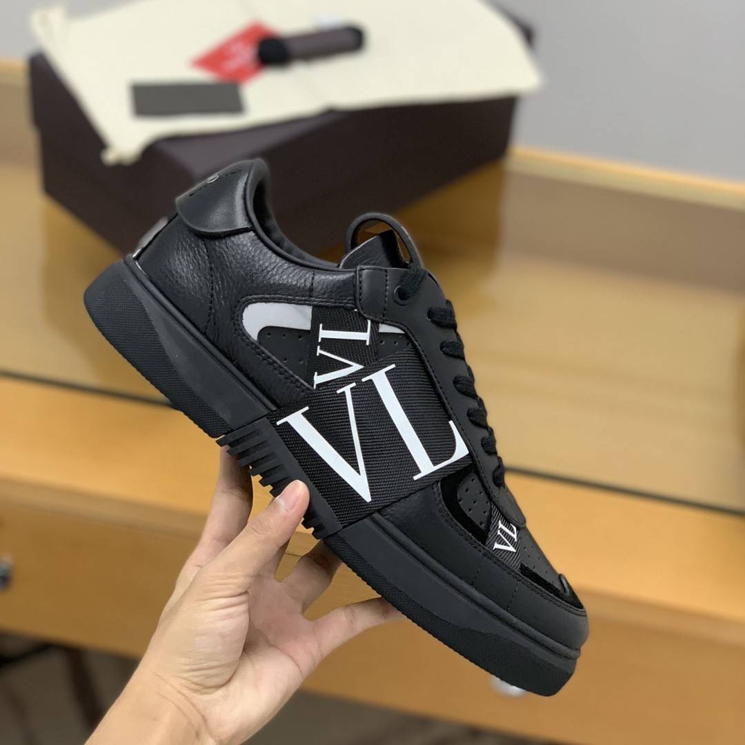 Va1e*ntin0 sneakers