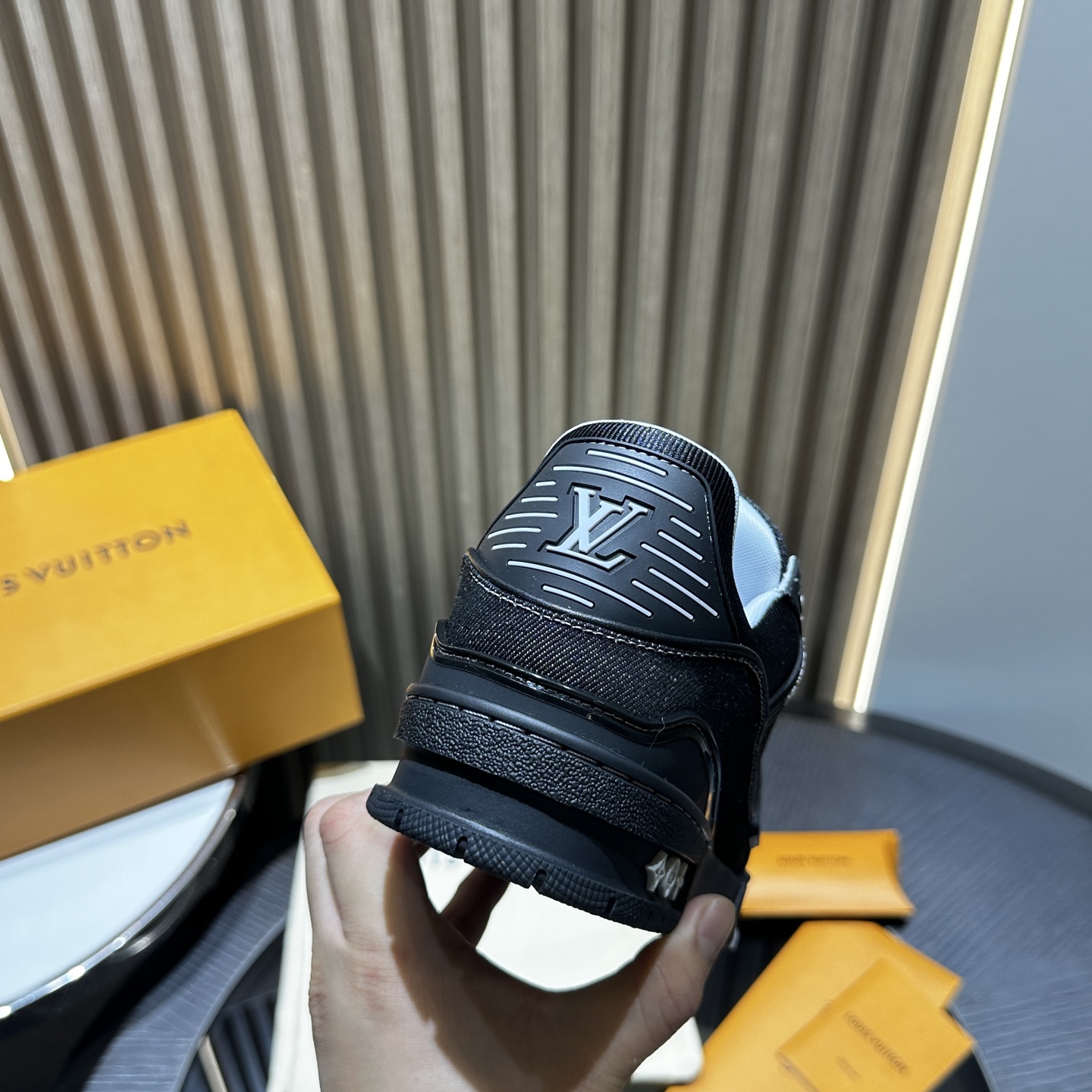 L*V TRAINER Sneakers