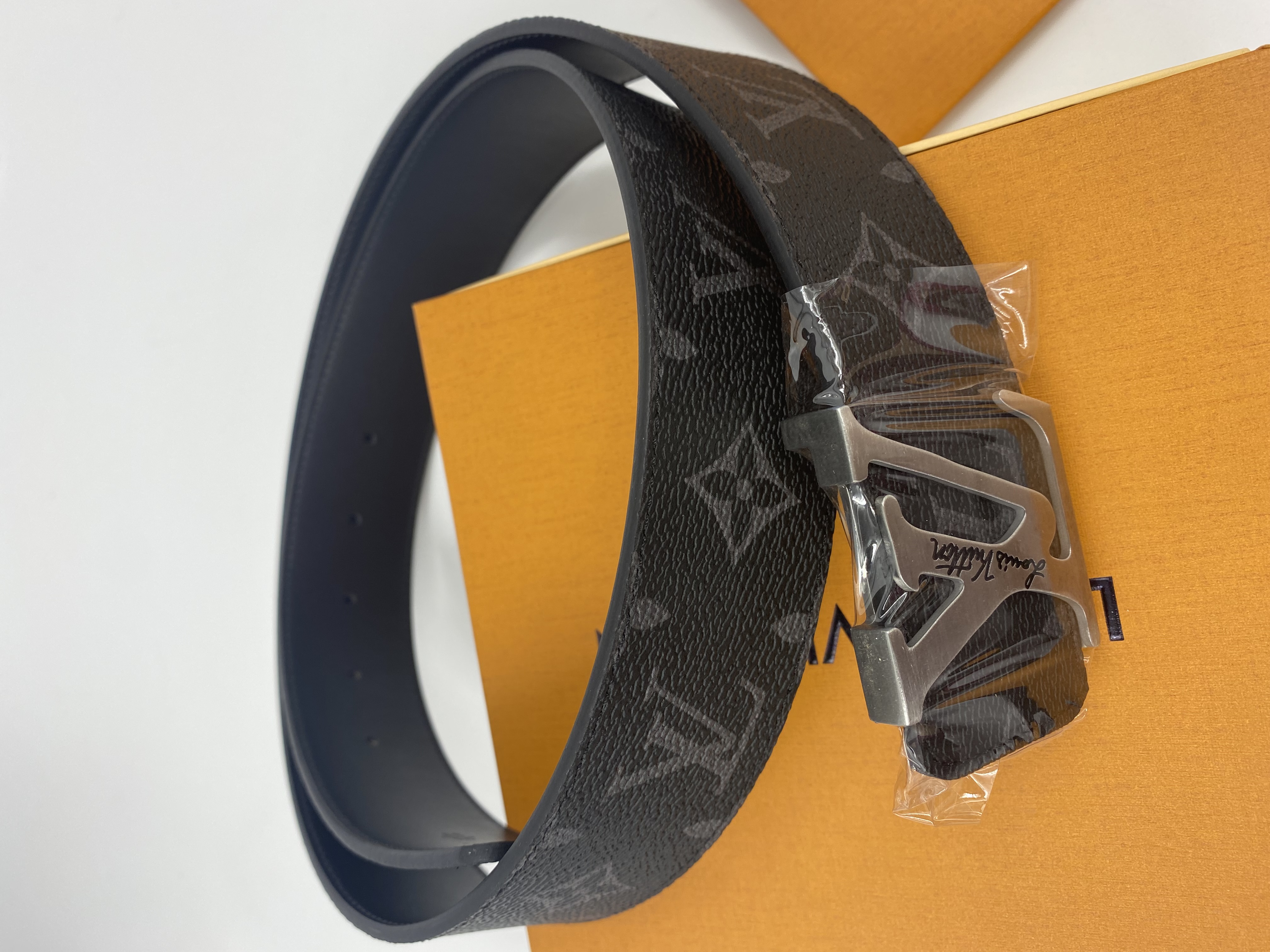 L0vis Vvtt0n Belt 000150