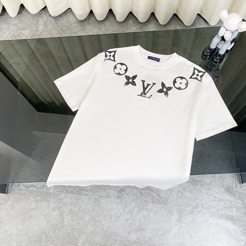 Classic Necklace T-shirt