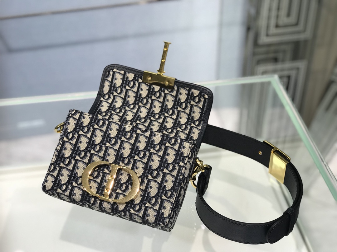 30 Montaigne Box Bag