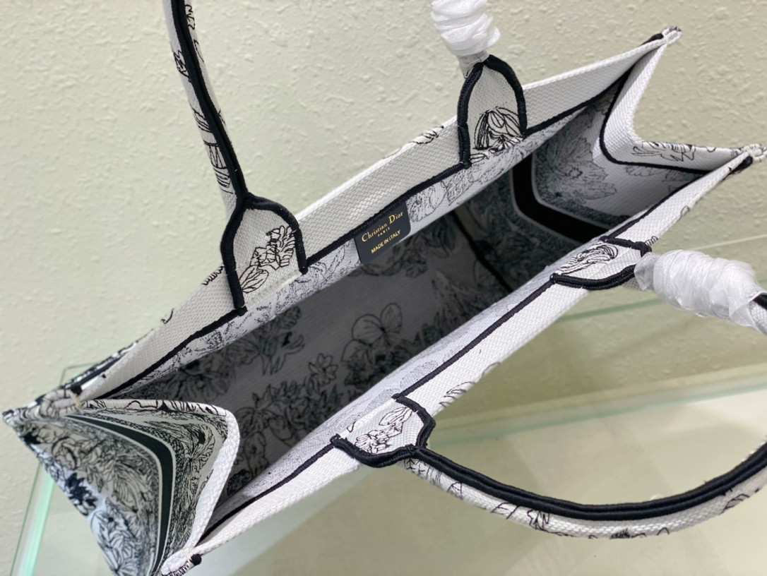 Large D10r Book Tote