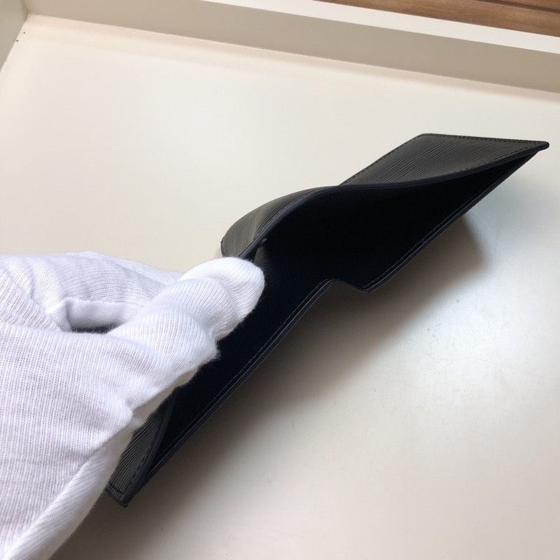 L0vis Vvtt0n Slender Id Bag