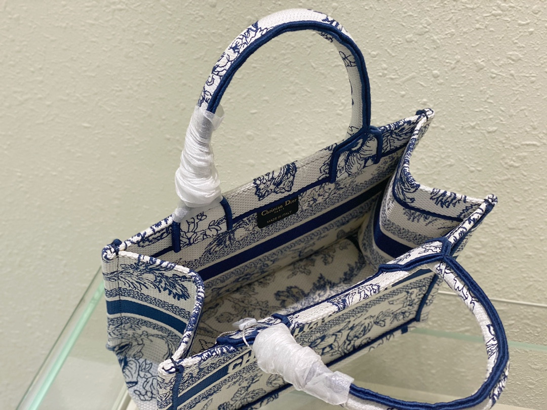 Small D10r Book Tote