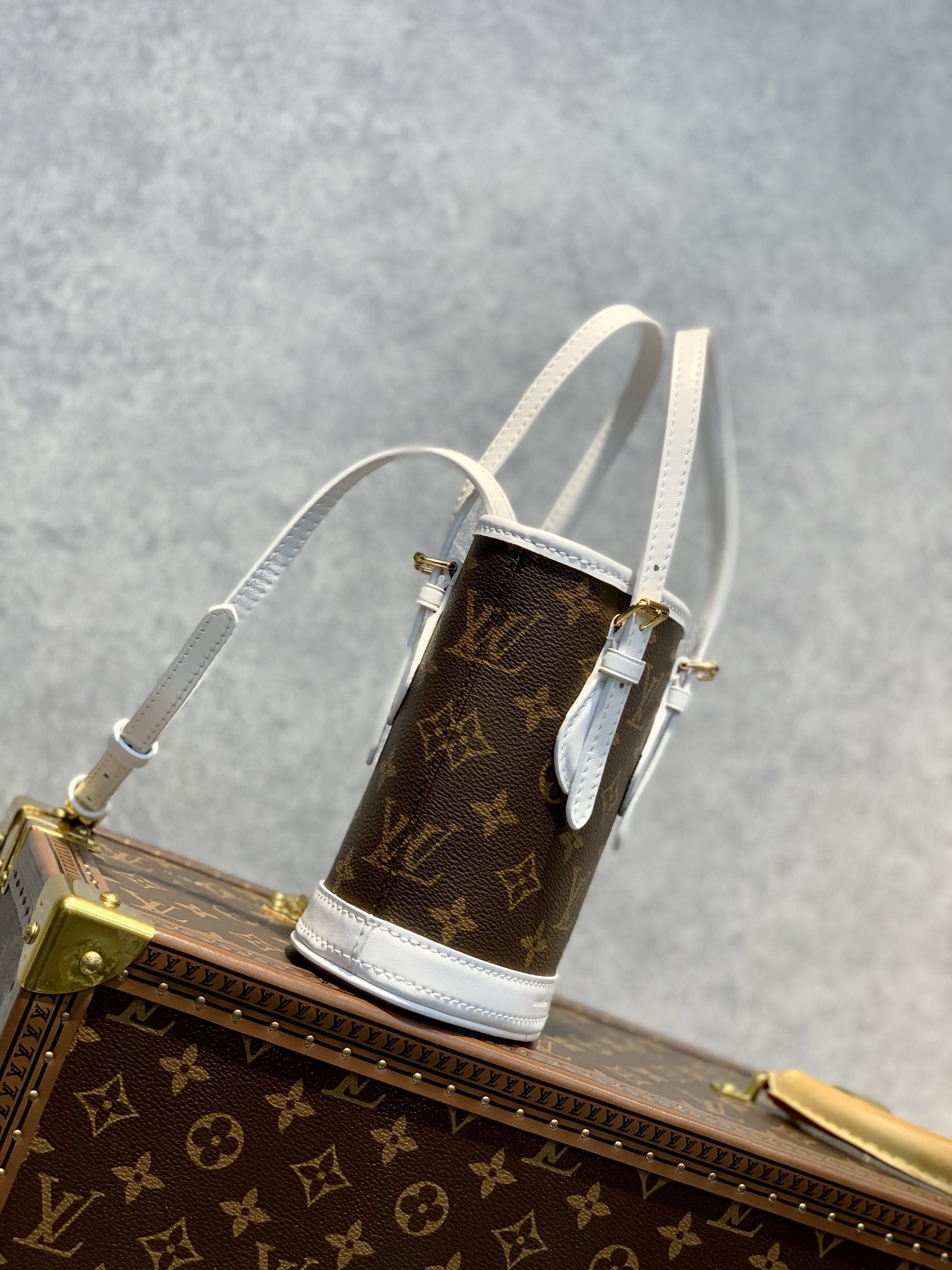 L0vis Vvtt0n Nano Bucket Bag