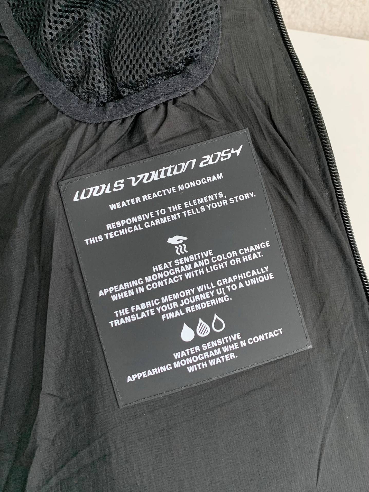 L0vis Vvtt0n 24S warm color changing fabric men