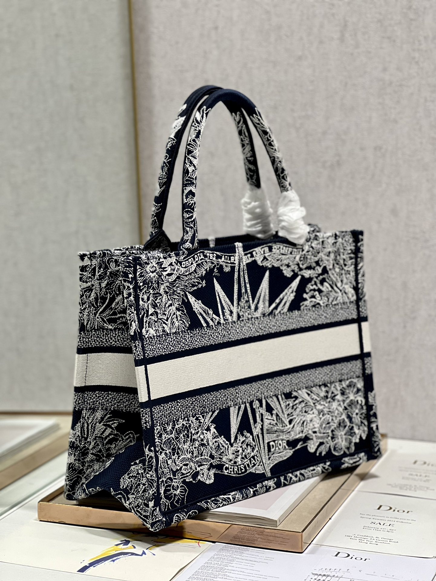 Medium D10r Book Tote