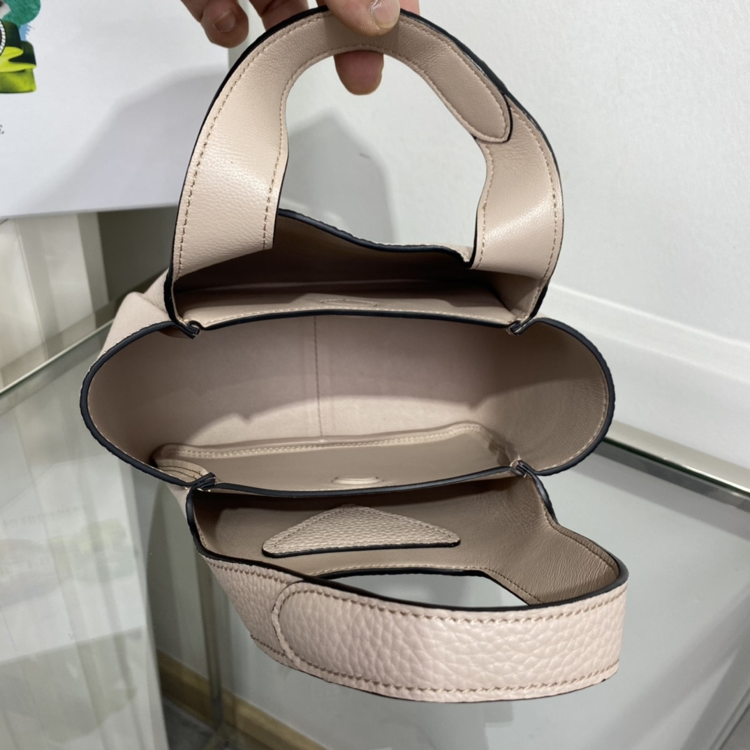 Pra*a Crochet Tote Bag