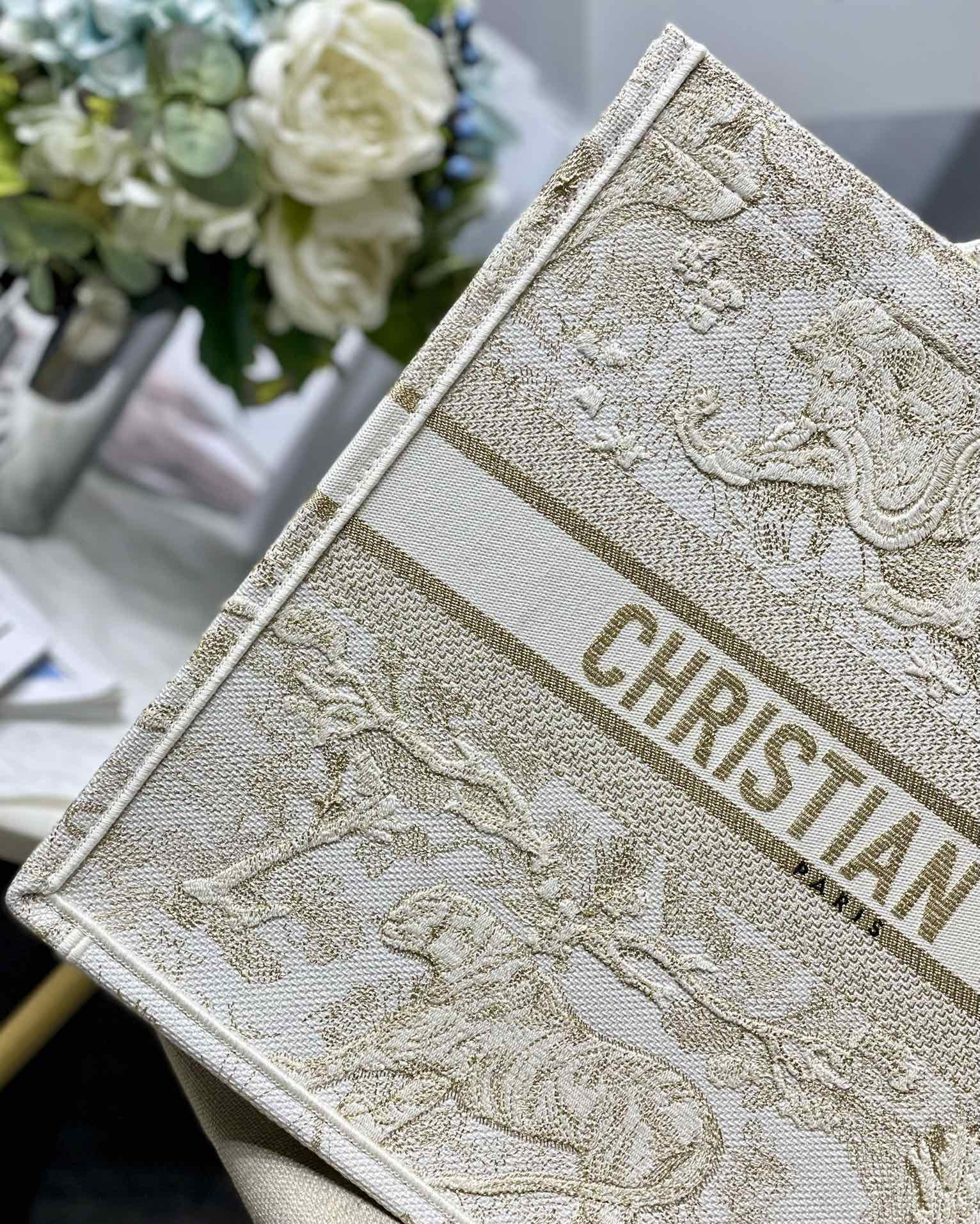 Large D10r Book Tote