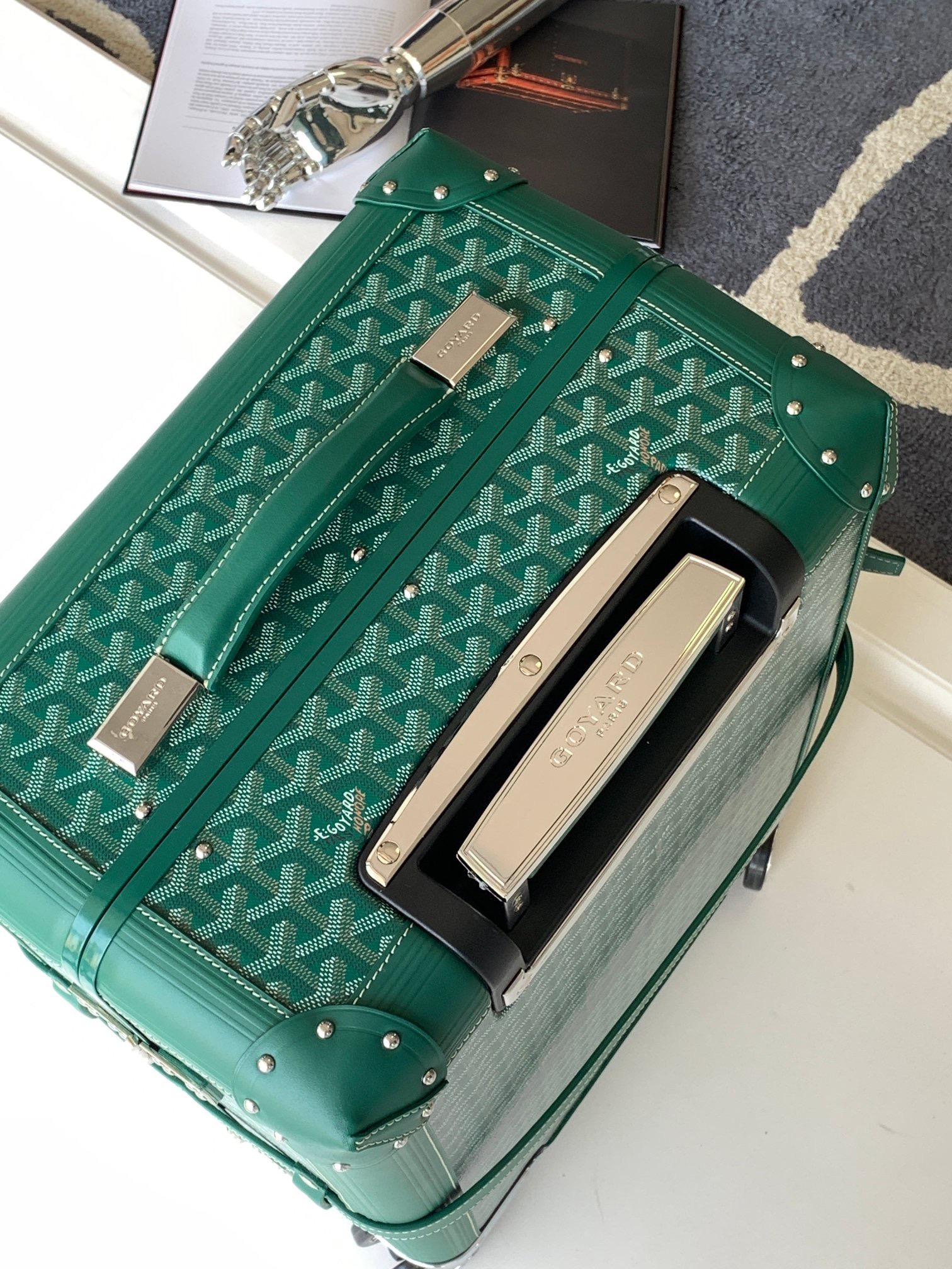 G09ard Rolling Suitcase