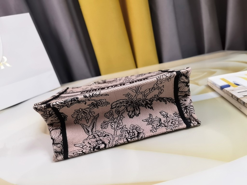 Small D10r Book Tote