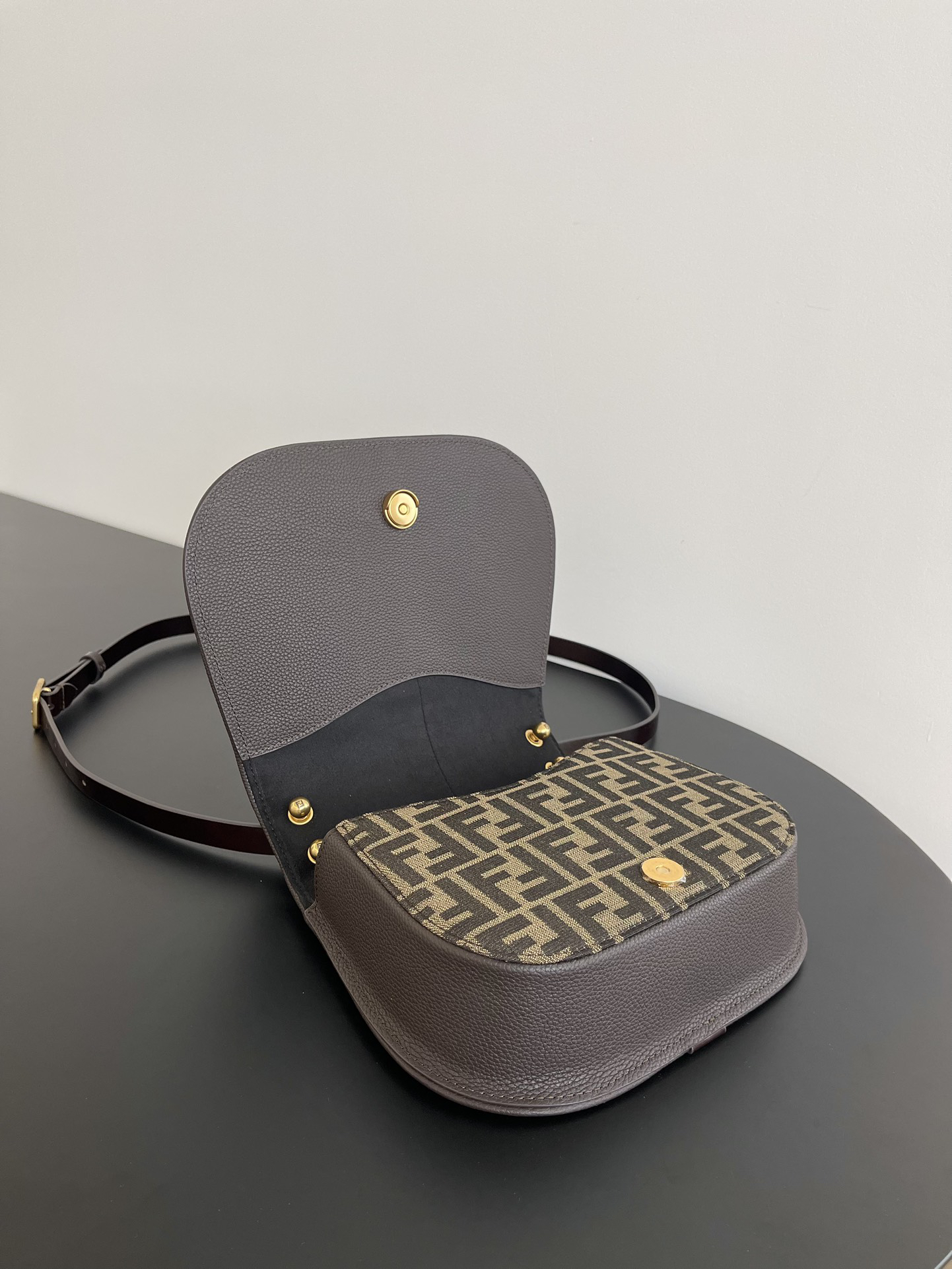 F**di medium old flower retro classic bag saddle bag saddle bag size: 25x7x20