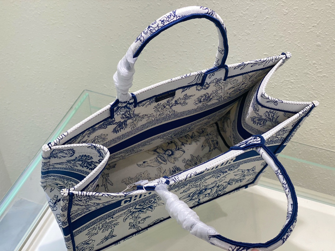 Large D10r Book Tote