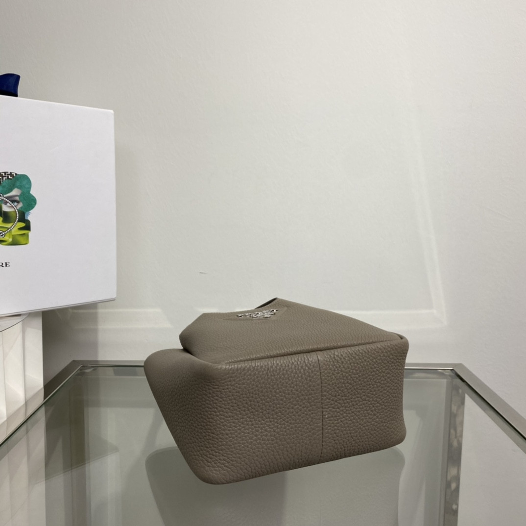 Pra*a Crochet Tote Bag