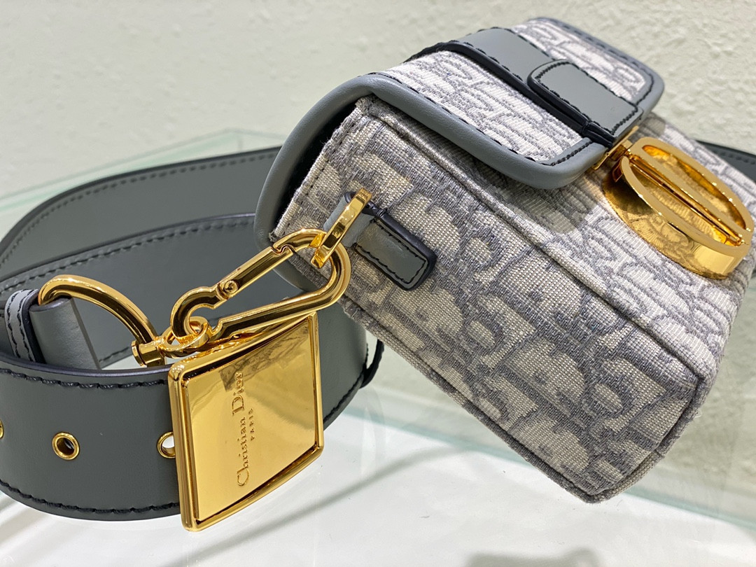 30 Montaigne Box Bag