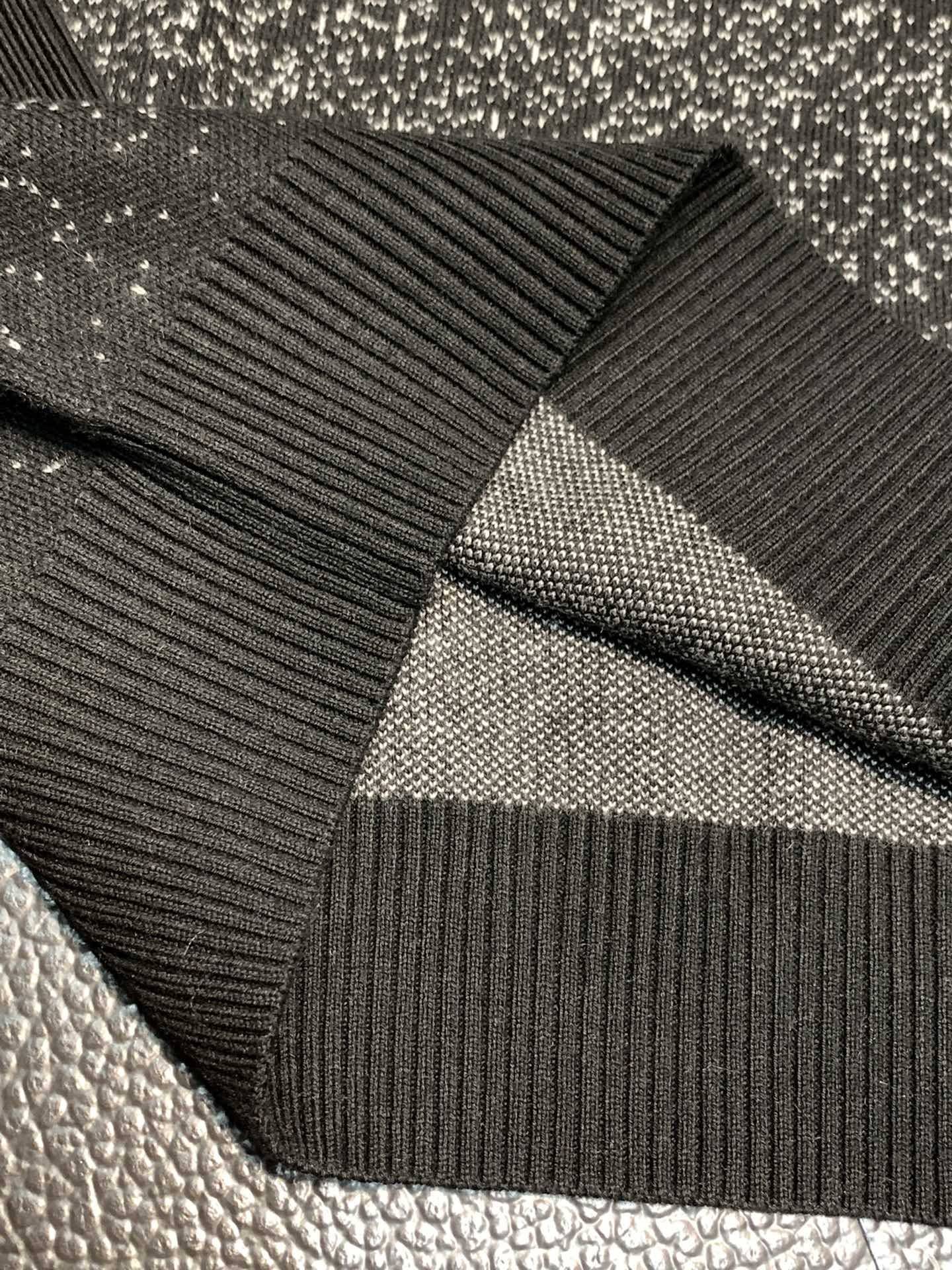 Ch*0me He**ts crew neck sweater