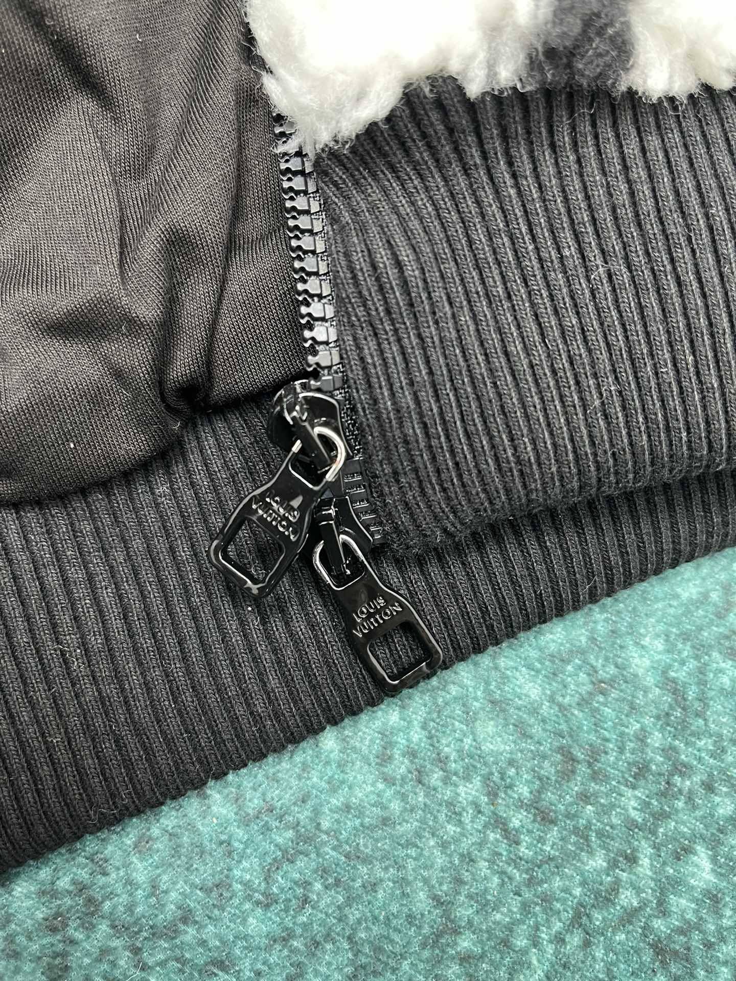 L0vis Vvtt0n  X  Yayoi Kusama collaboration belted jacket