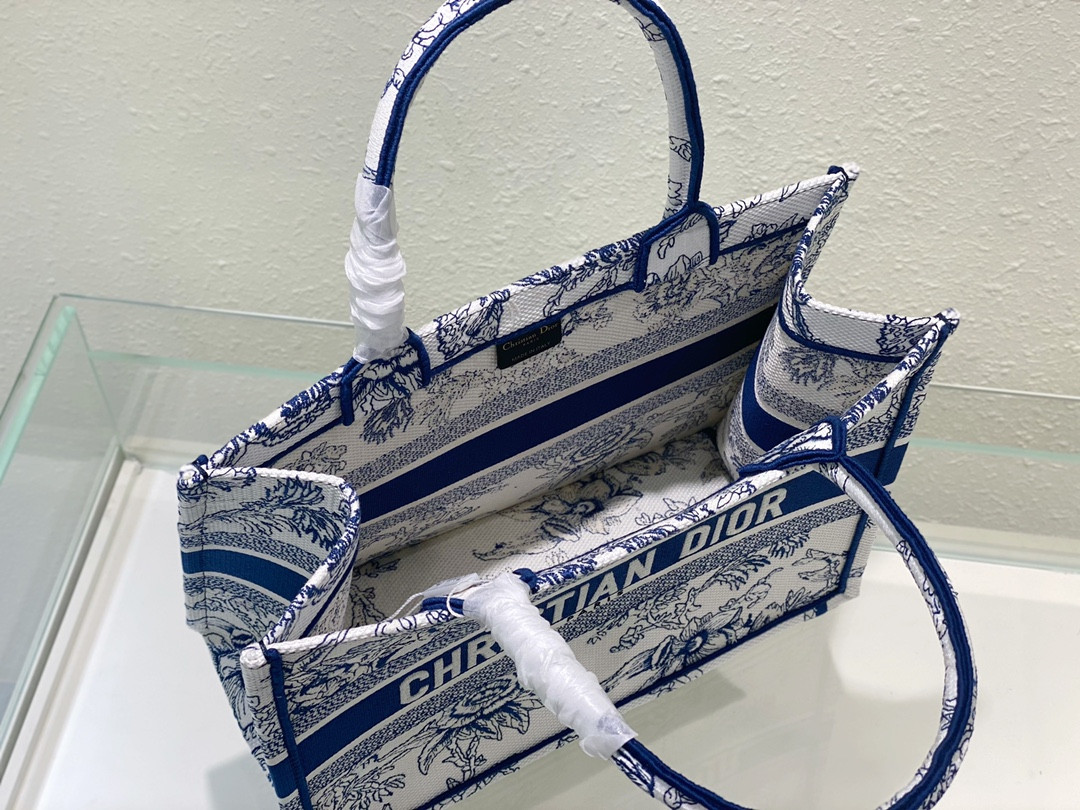 Medium D10r Book Tote