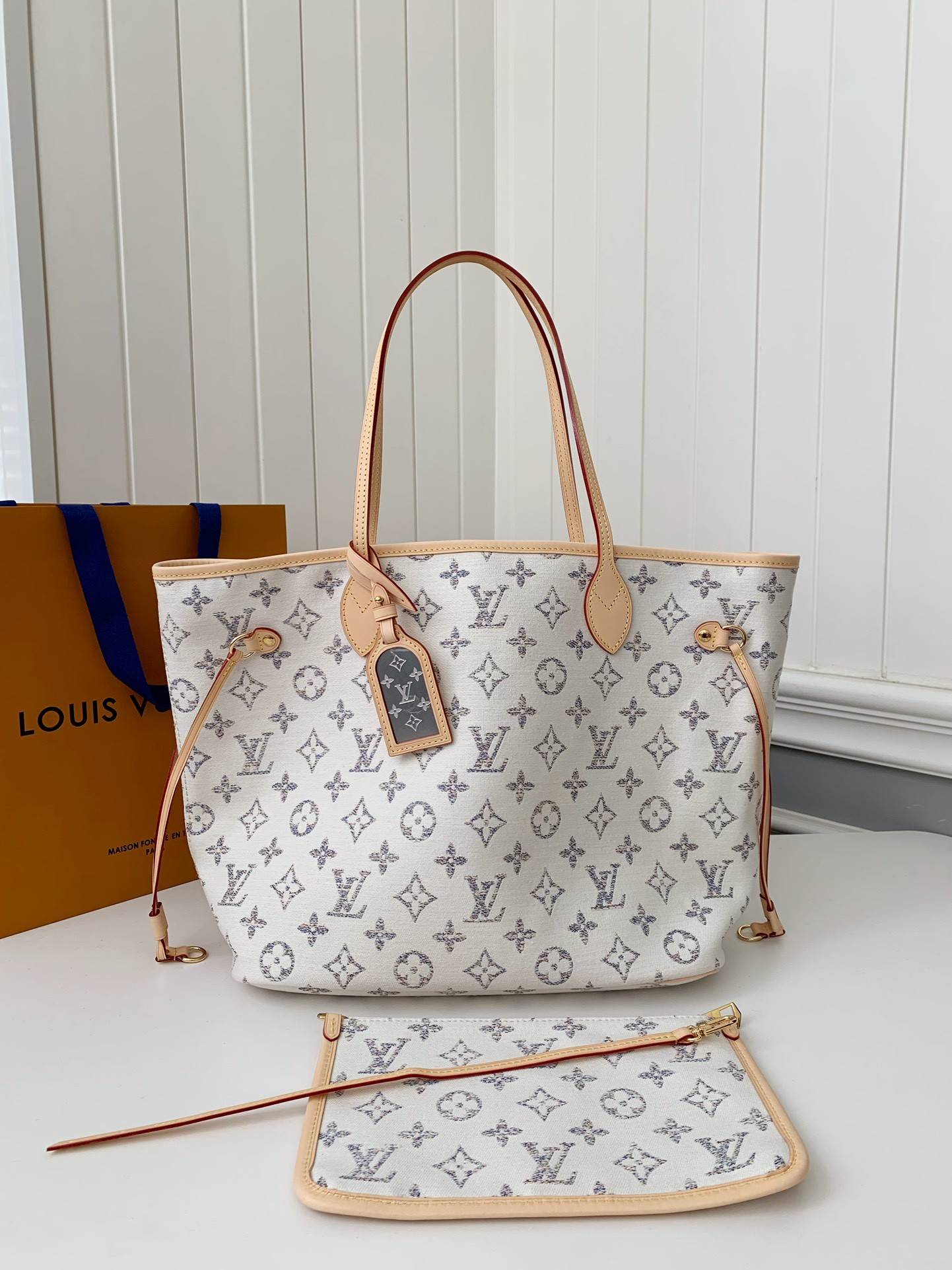 L*V Neverfull medium handbag M24905  Size：31*28*14cm
