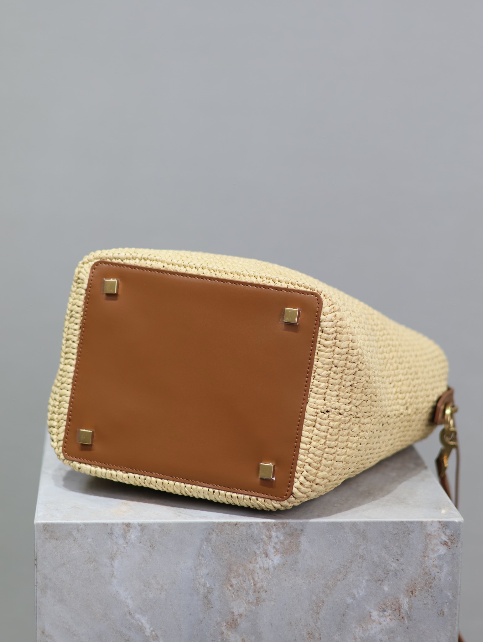 Y51 apricot woven LE 37 woven bucket bag Style number: 742828 Size: 20×25×16cm