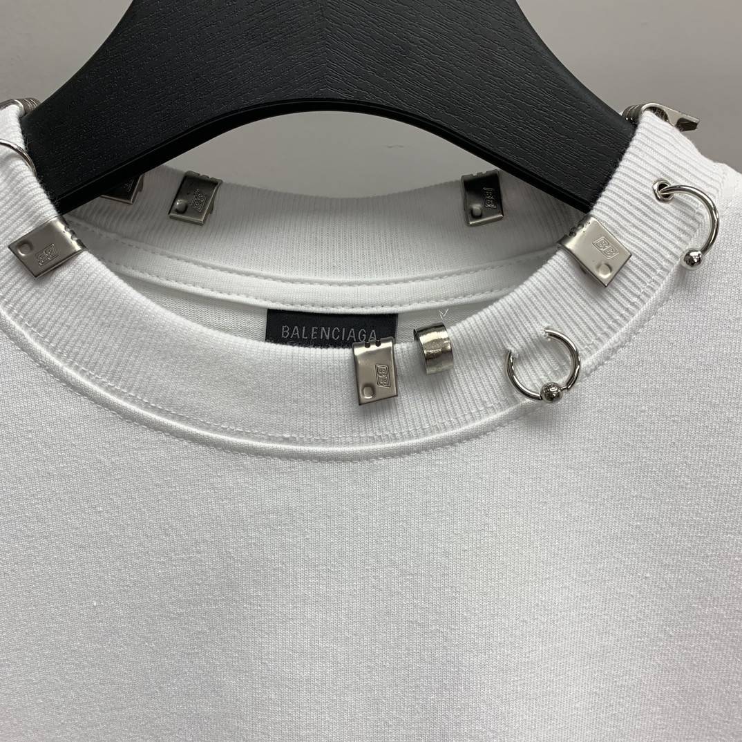 Ba1en*iaga neckline hardware perforated T-shirt