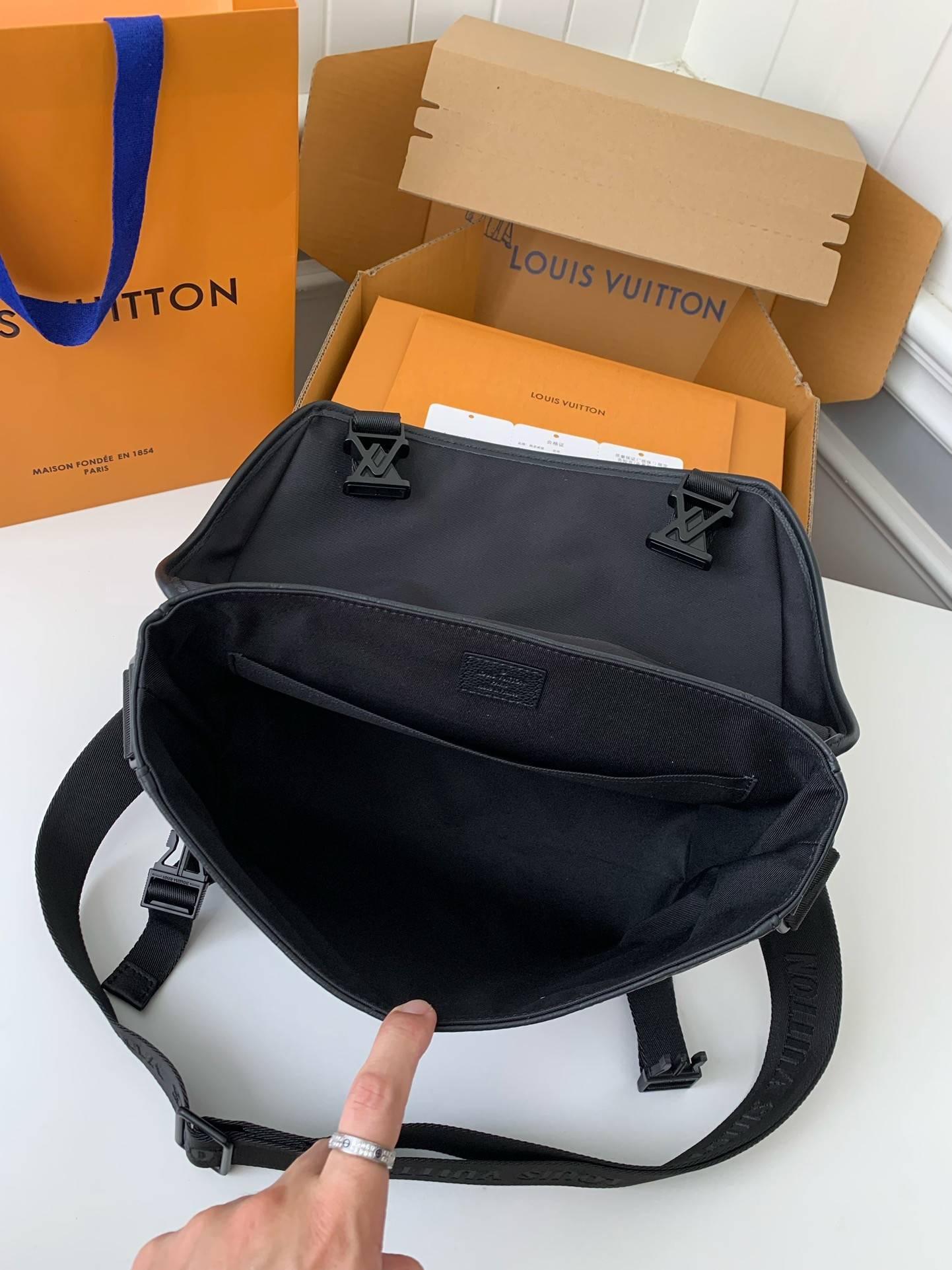 New L*V VOYAGER small men