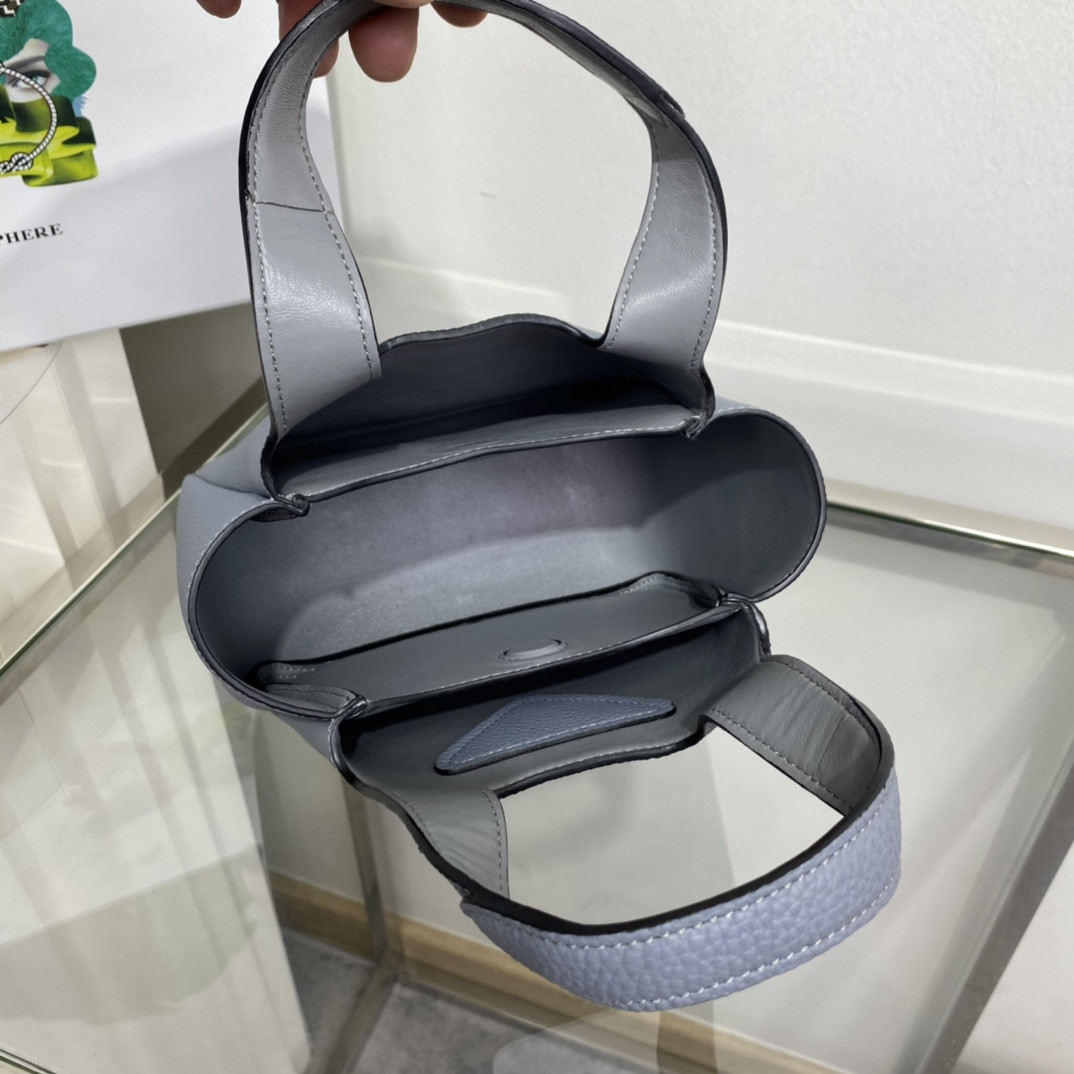 Pra*a Crochet Tote Bag