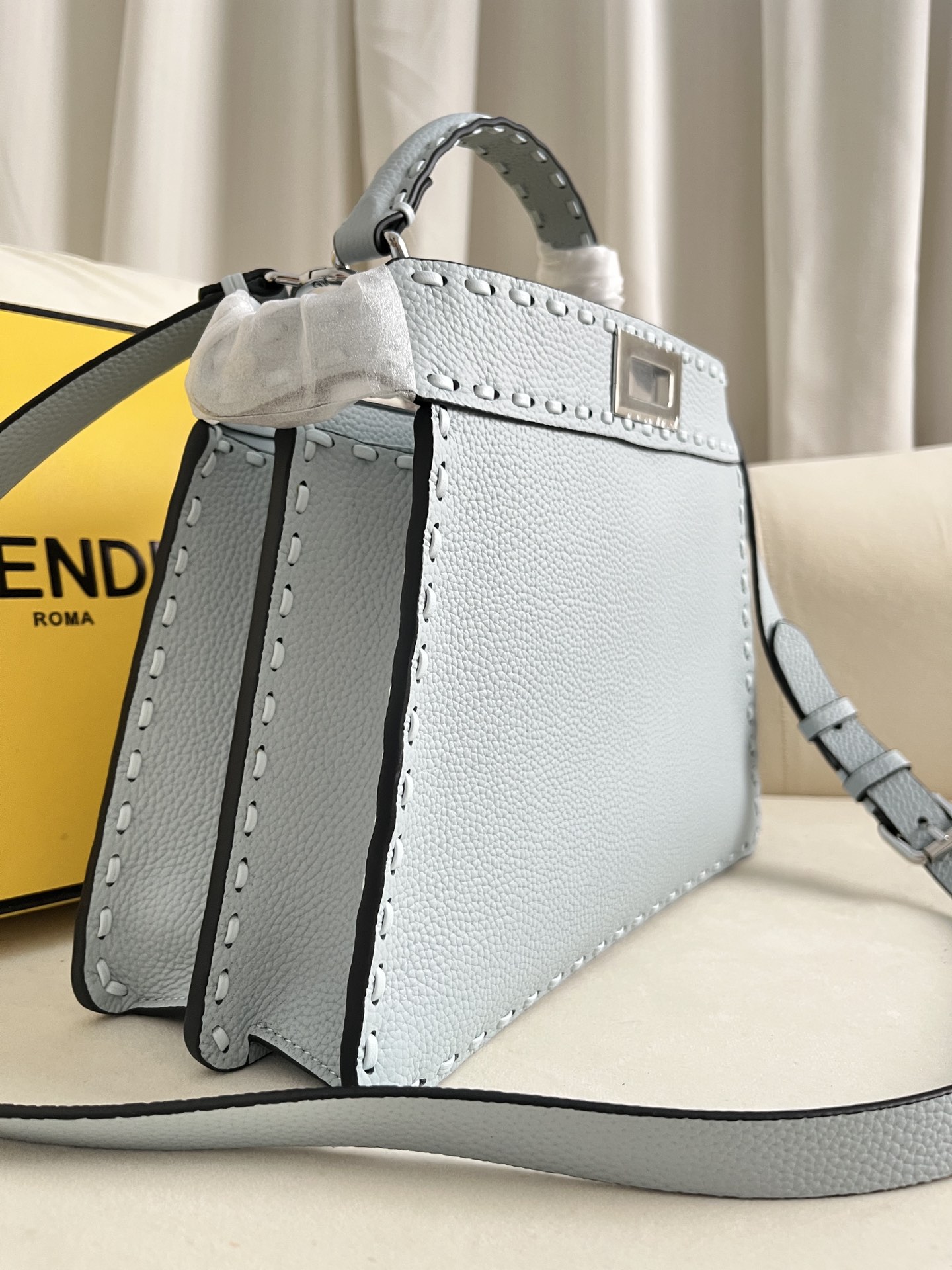 FEND1eekabooISeeU Medium Handbag Model: 8BN327 Size: 27*9.5*21cm