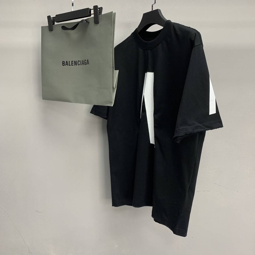 Ba1en*iaga inverted V T-shirt