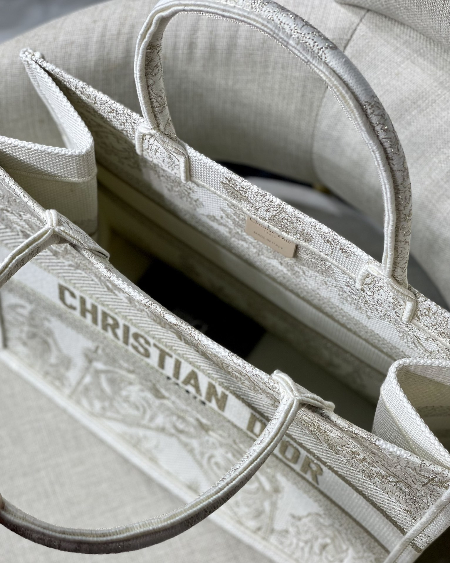 Medium D10r Book Tote